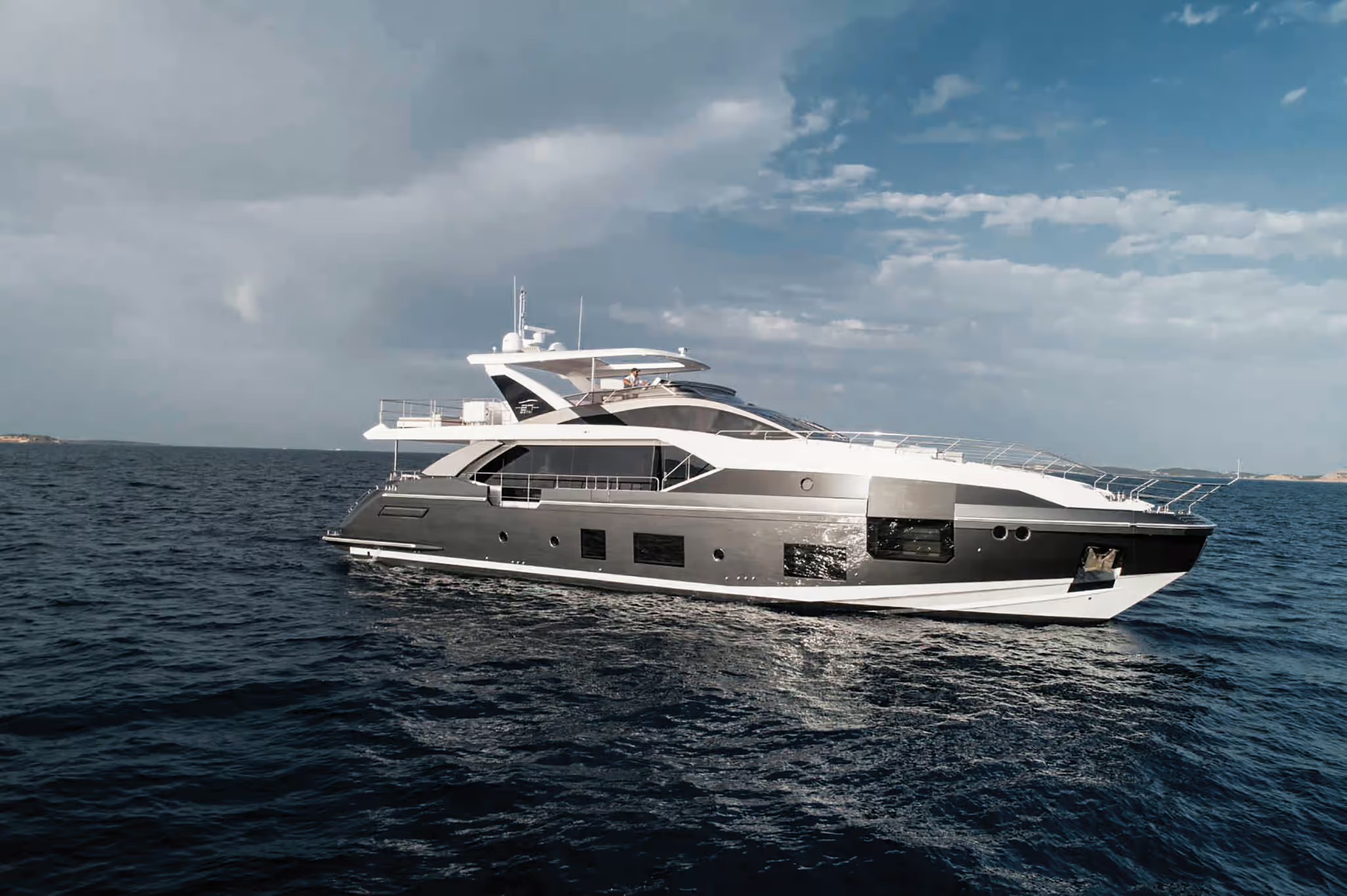 Azimut Grande 27M, boot van buiten