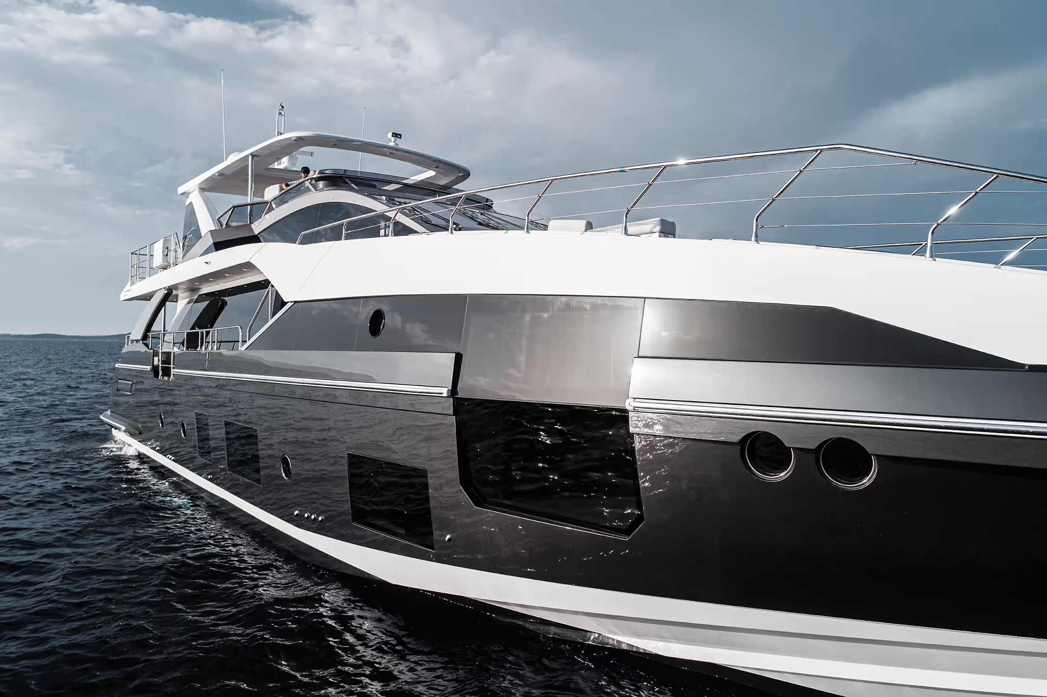 Azimut Grande 27M, boot van buiten