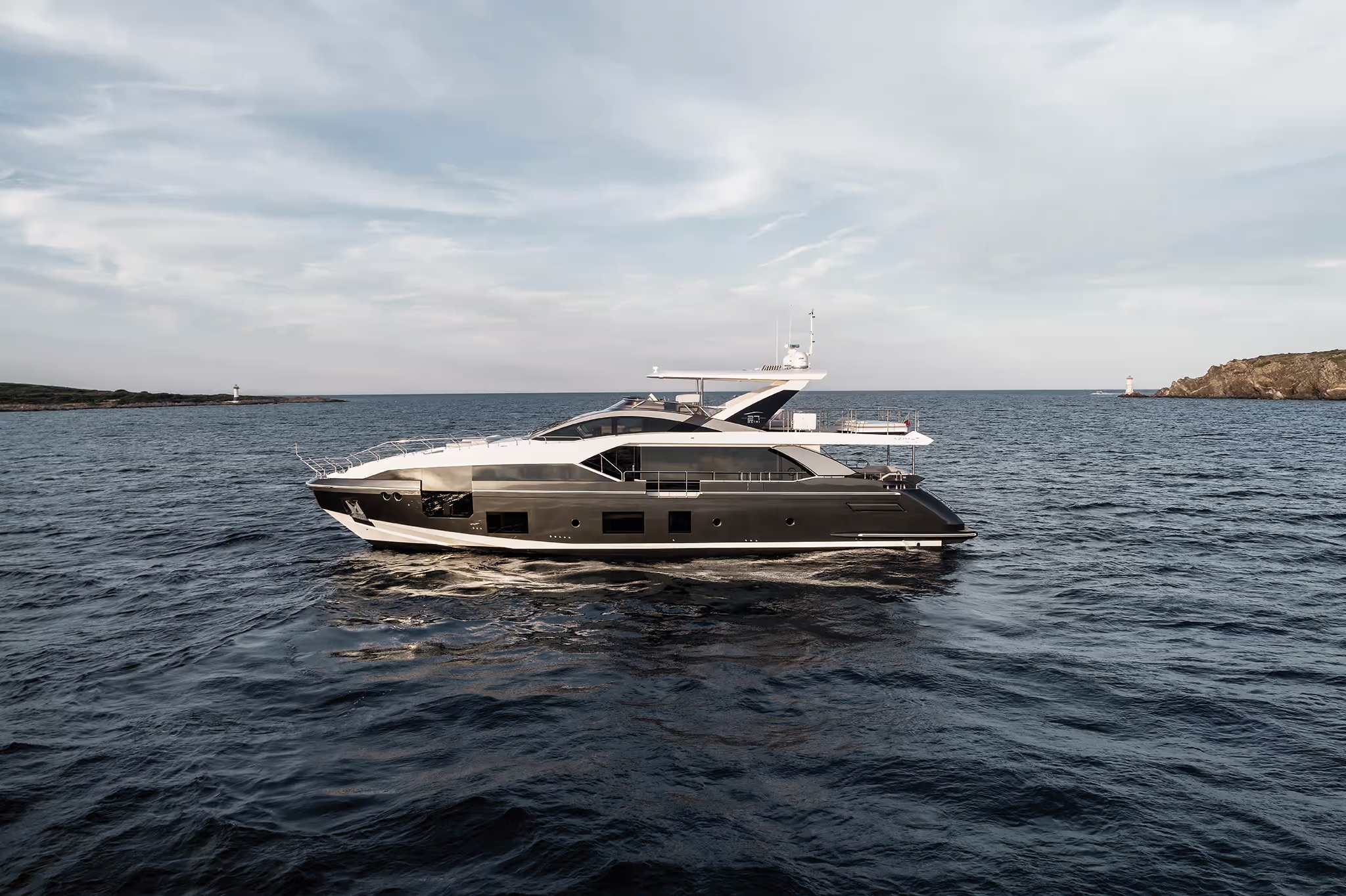 Azimut Grande 27M, boot van buiten