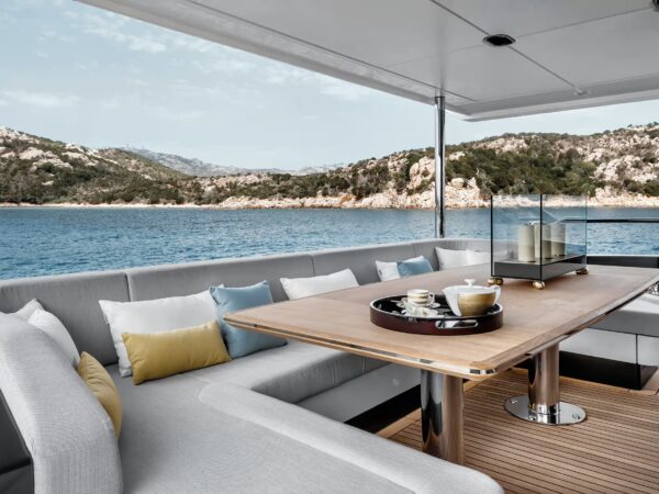 Azimut Grande 27M, cockpit