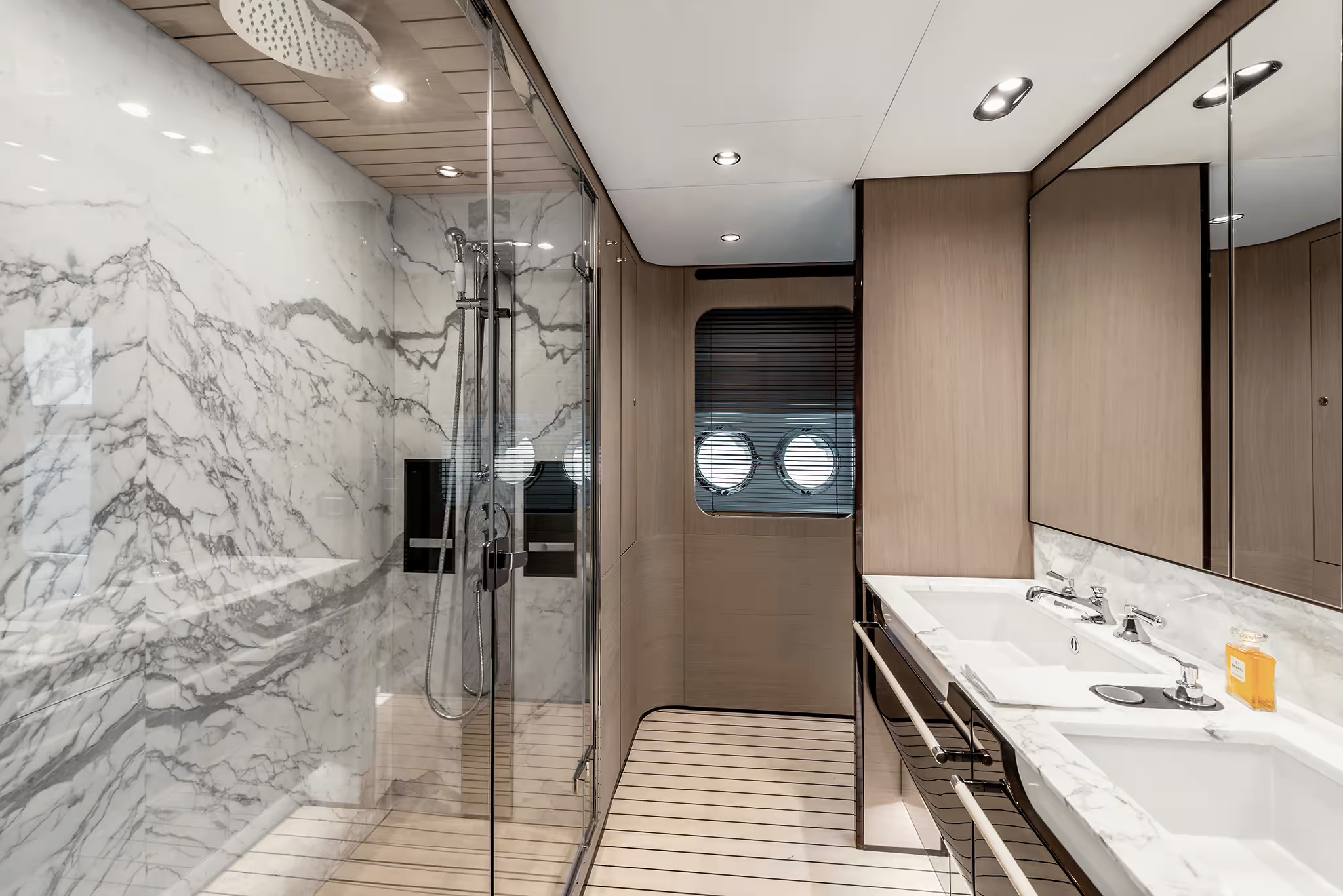 Azimut Grande 27M, hoofdhut