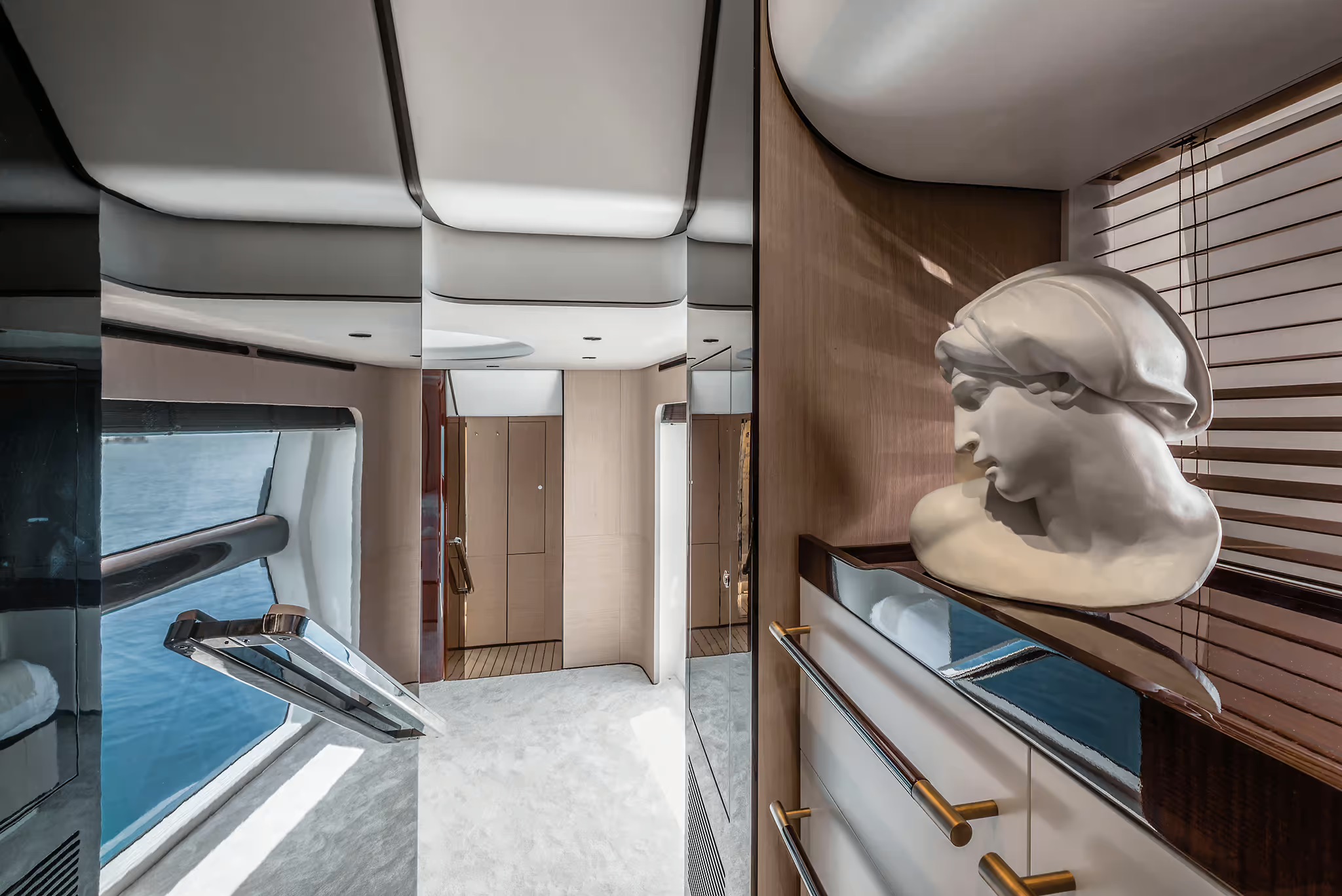 Azimut Grande 27M, hoofdhut