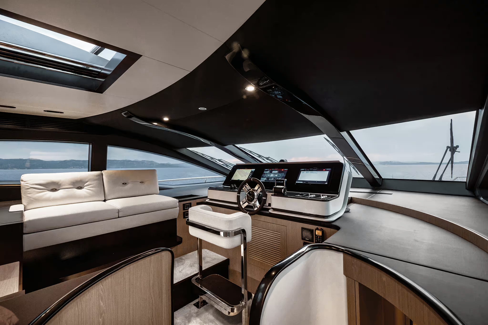 Azimut Grande 27M, stuurstand
