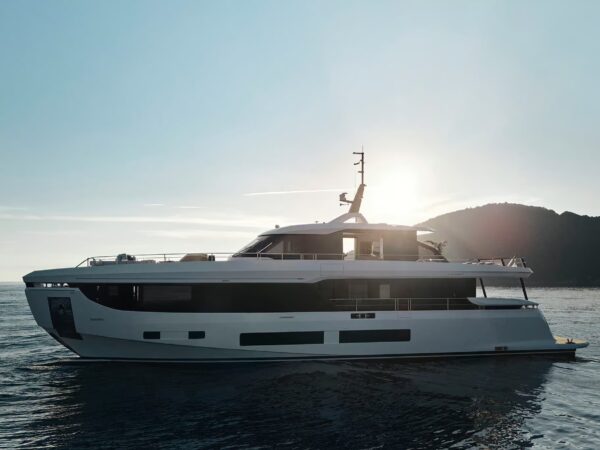 Azimut Grande 30M, boot van buiten