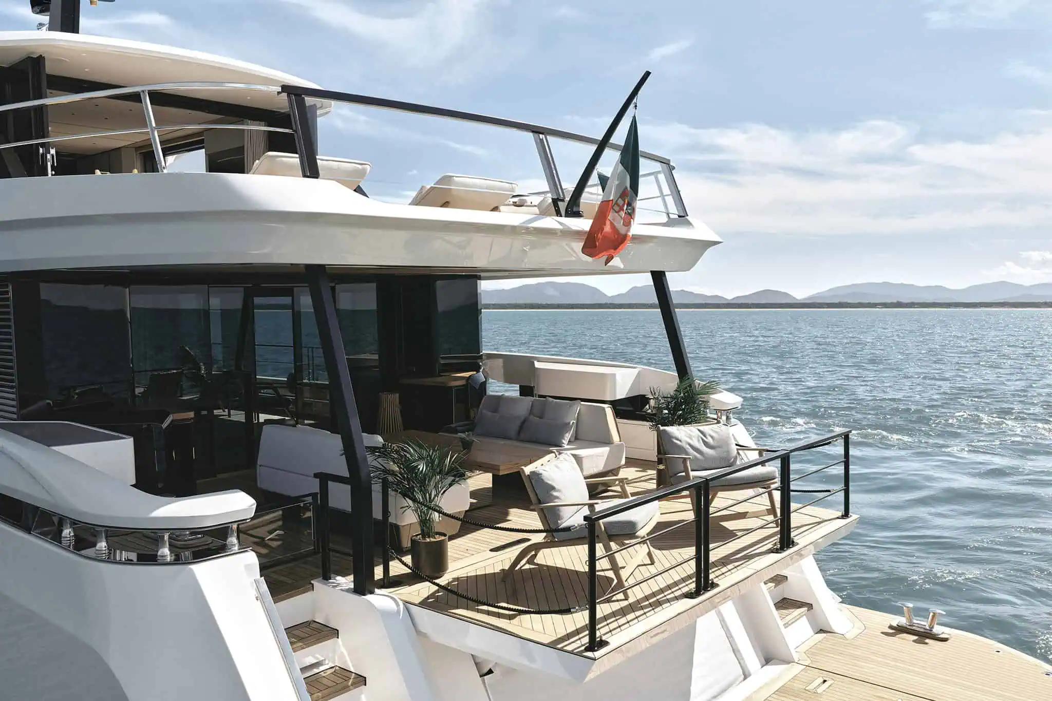 Azimut Grande 30M, cockpit