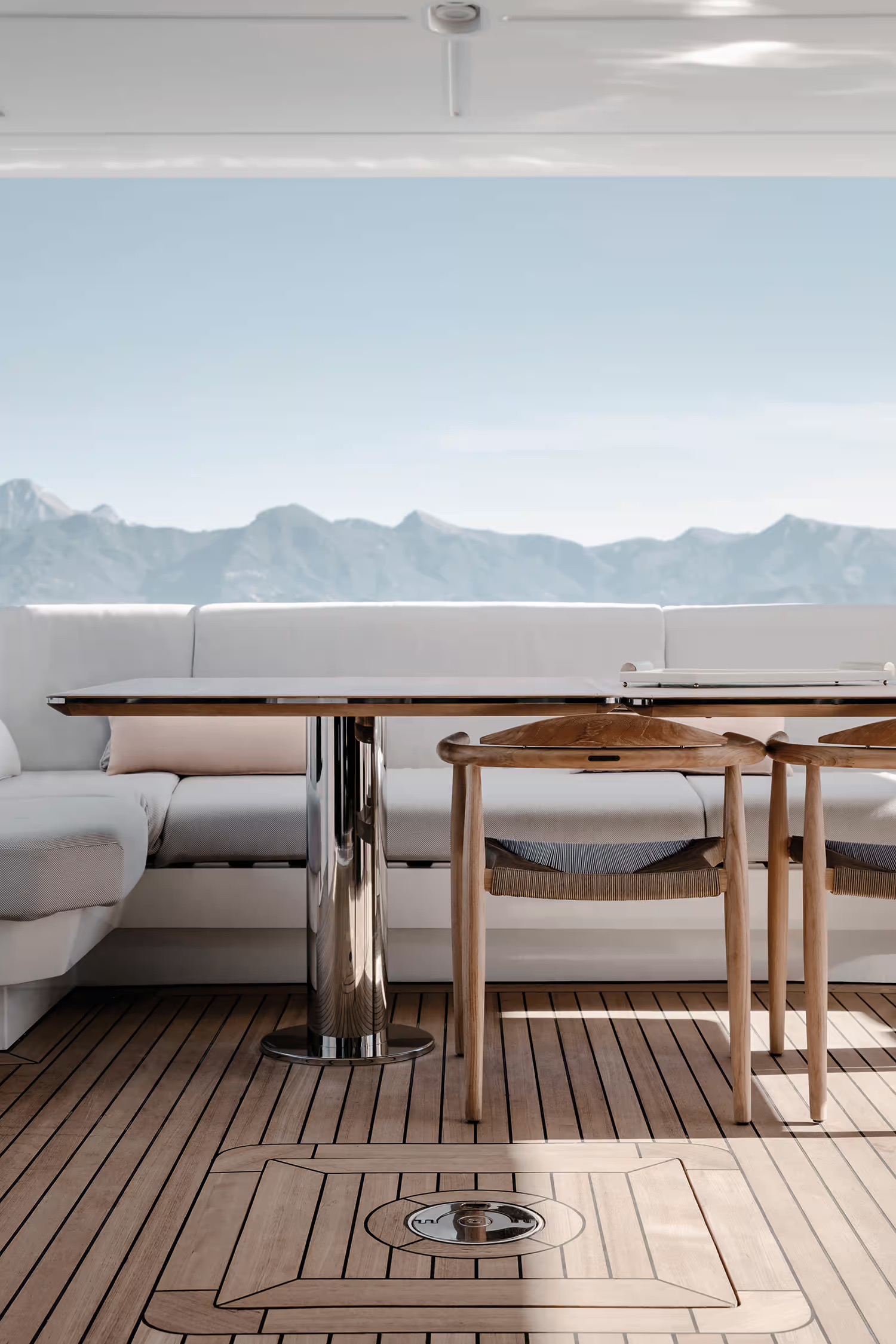 Azimut Grande 32M, buitentafel op dek