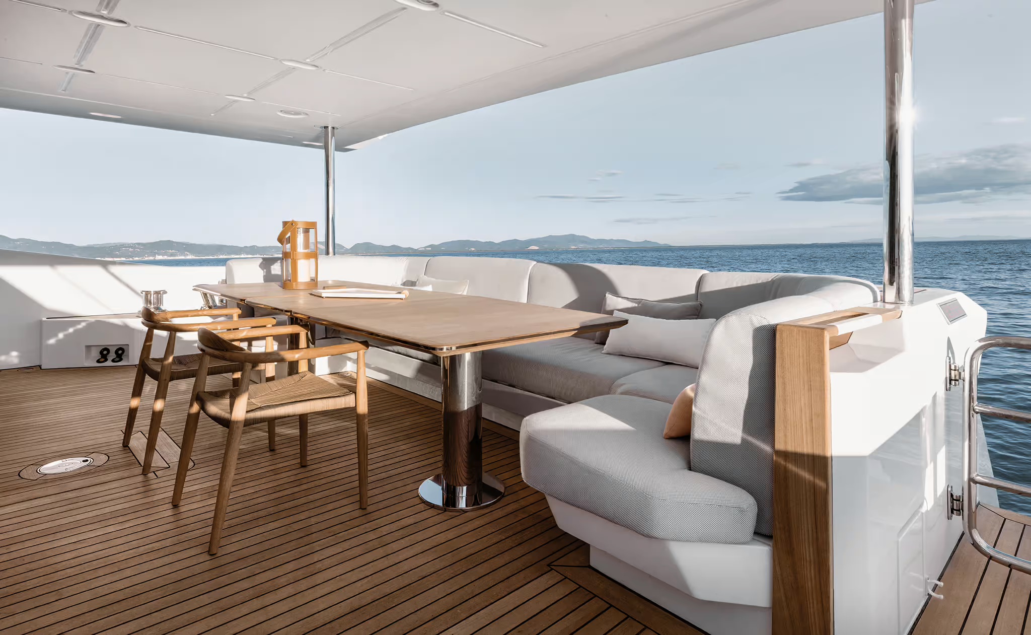 Azimut Grande 32M, cockpit