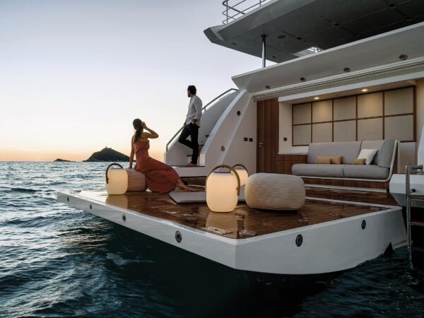 Azimut Grande 32M, zwemplatform