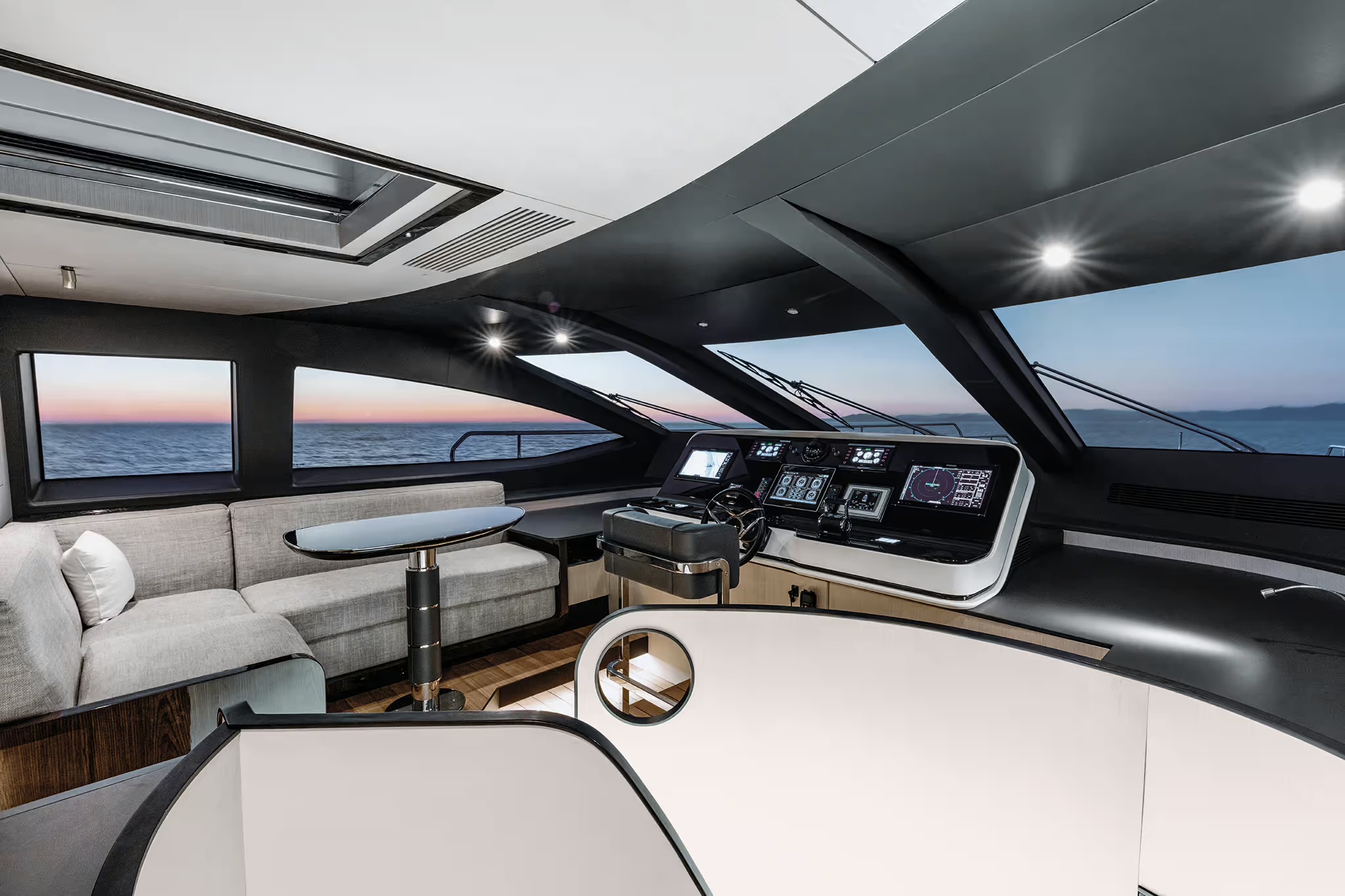 Azimut Grande 32M, stuurstand