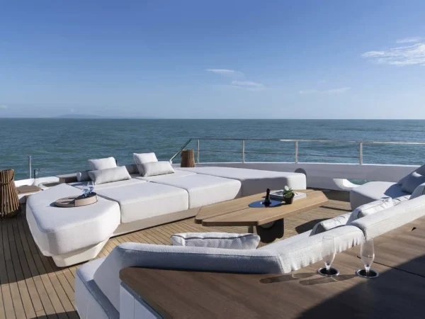 Azimut Grande 36M, boot van buiten