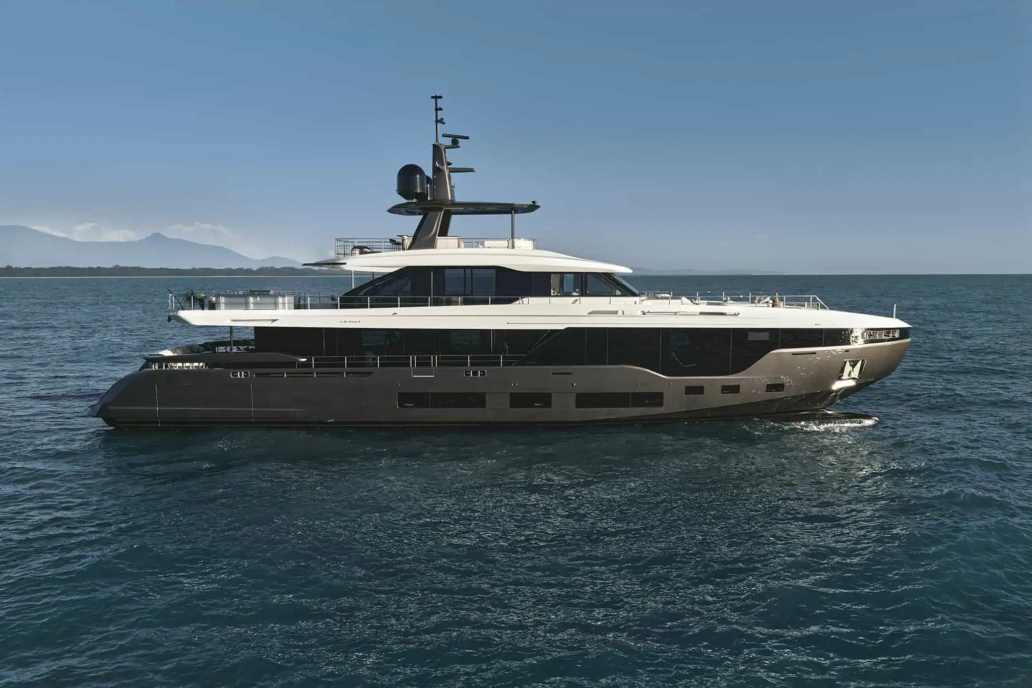 Azimut Grande 36M, boot van buiten