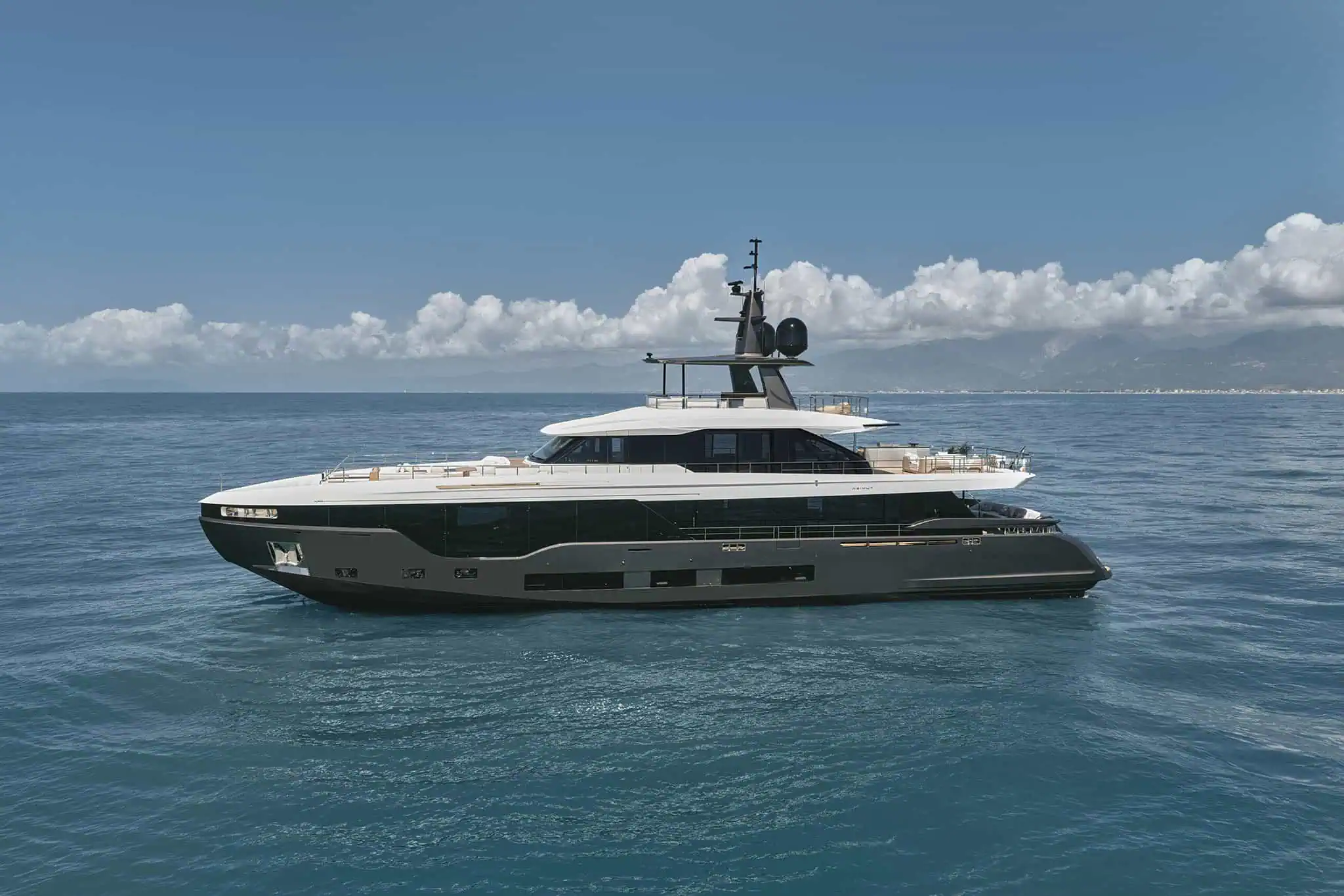 Azimut Grande 36M, boot van buiten