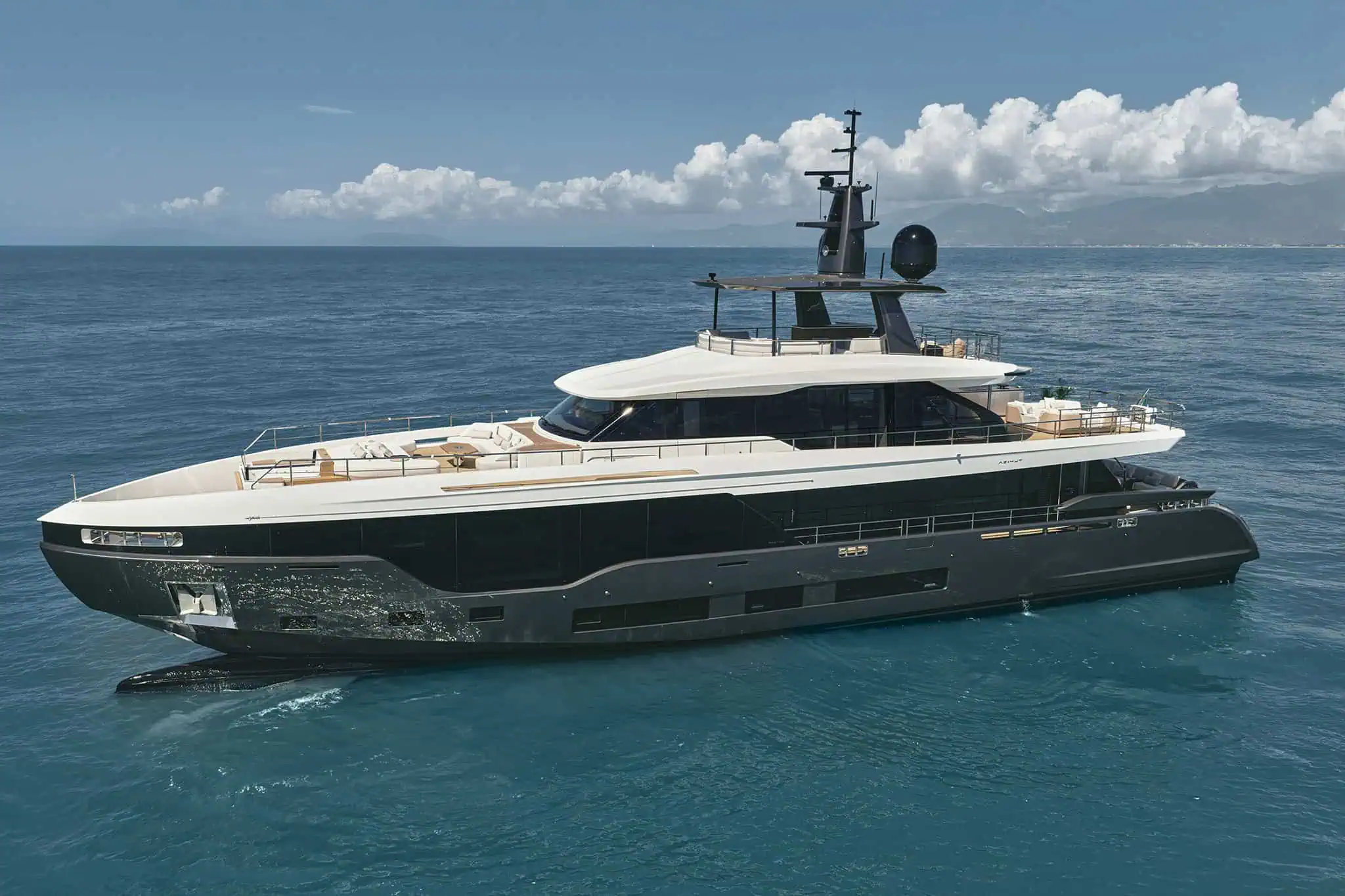 Azimut Grande 36M, boot van buiten