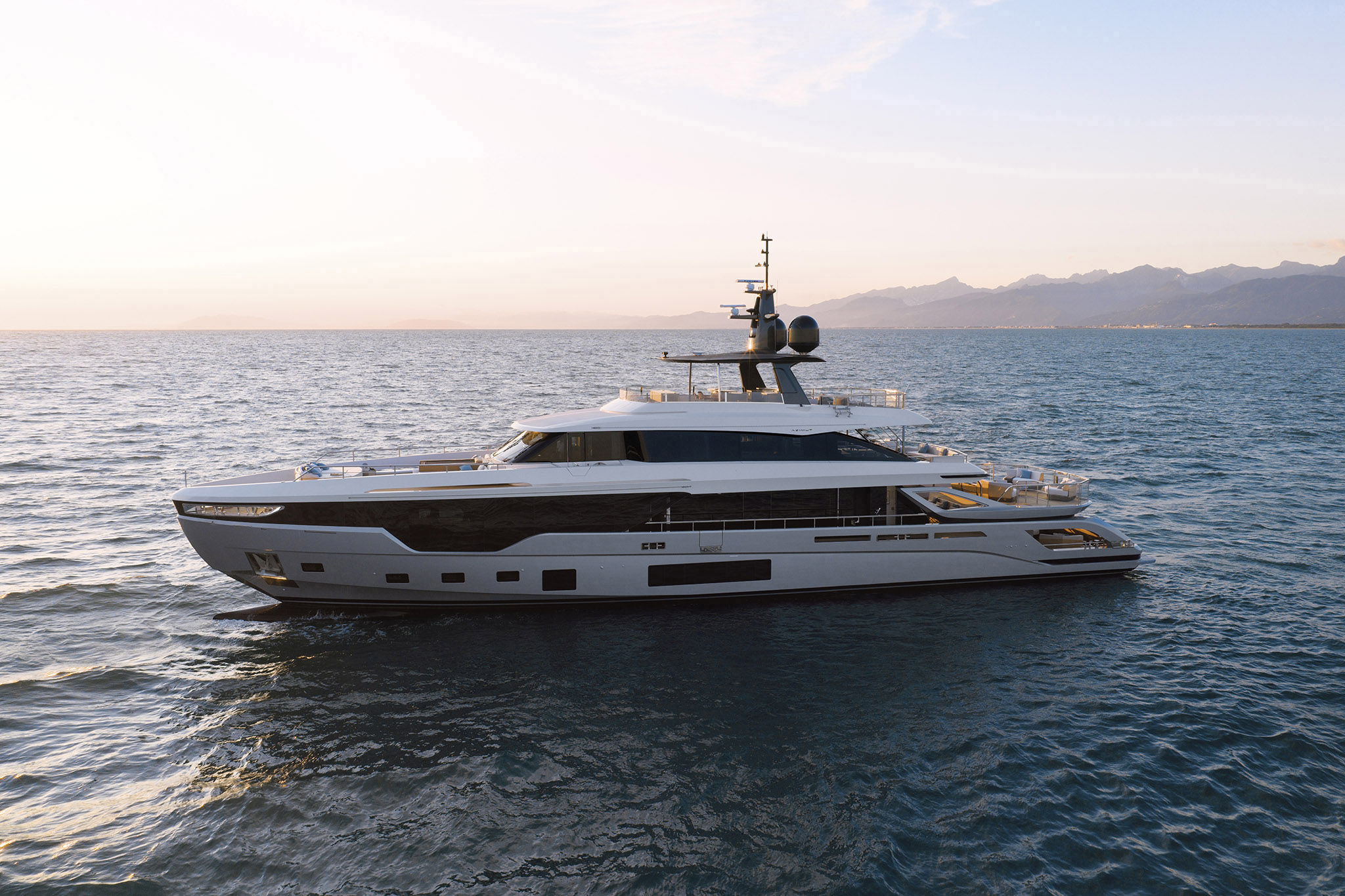 Azimut Grande Trideck, boot van buiten
