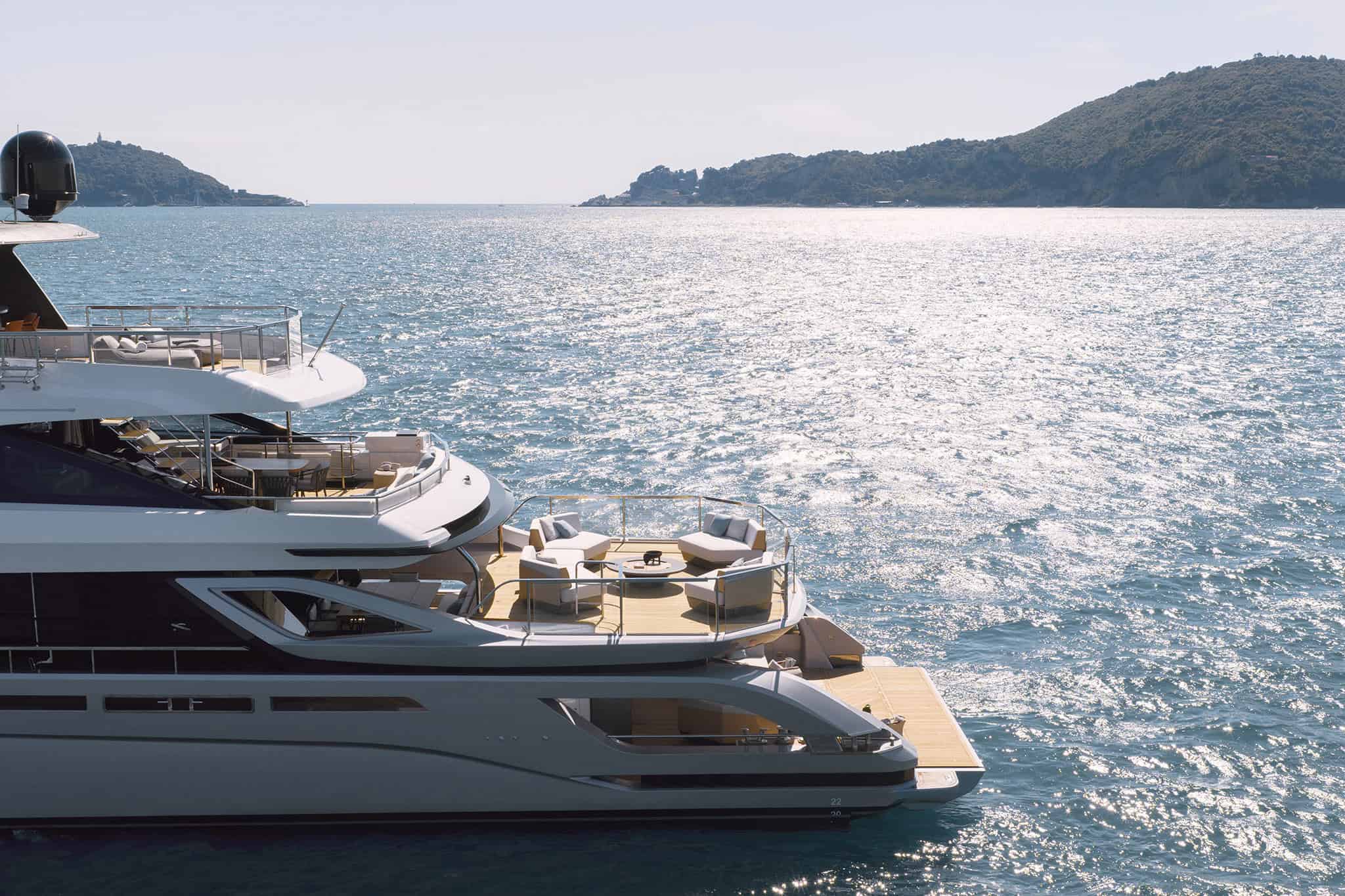 Azimut Grande Trideck, boot van buiten