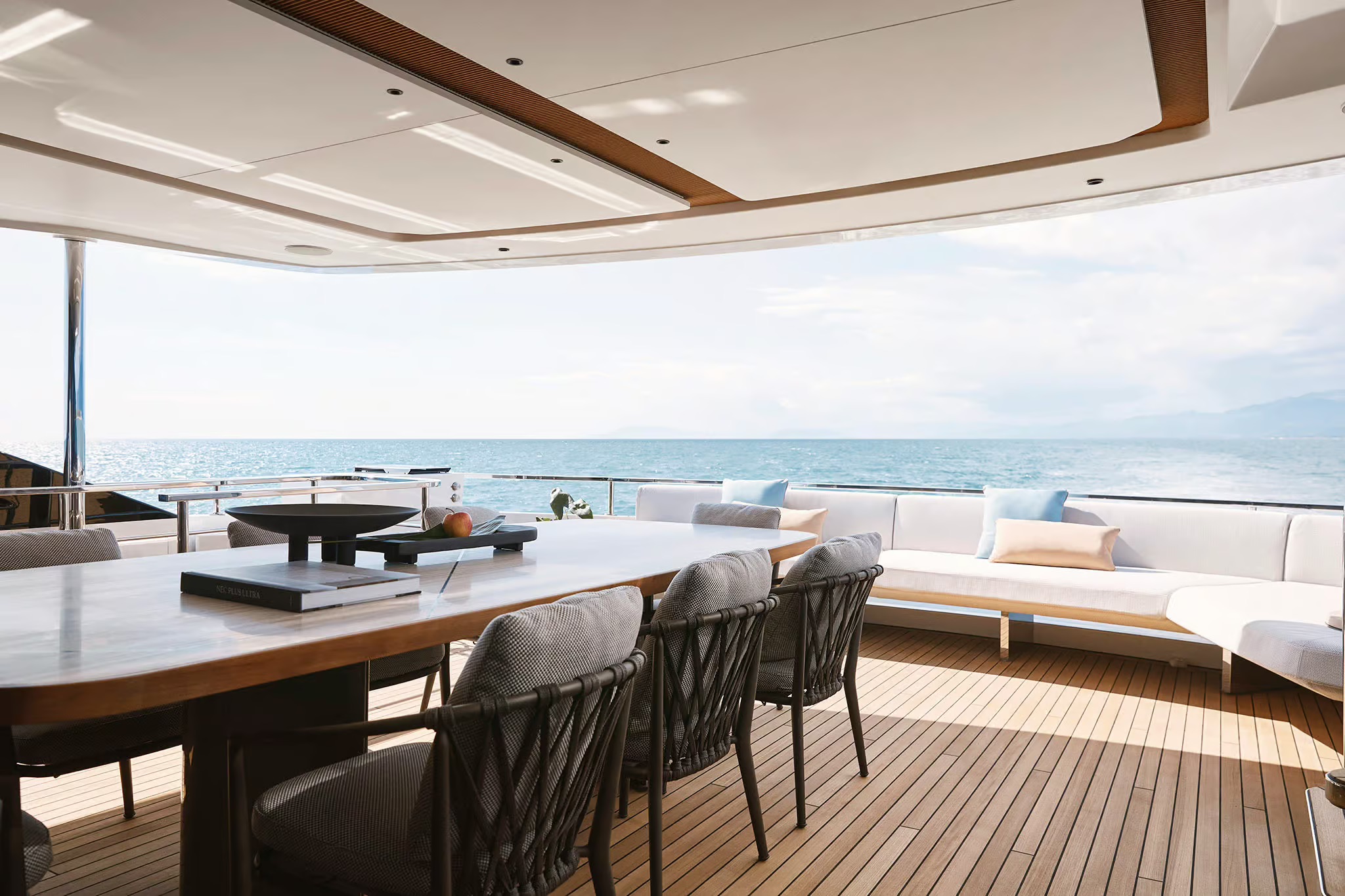 Azimut Grande Trideck, bovendek