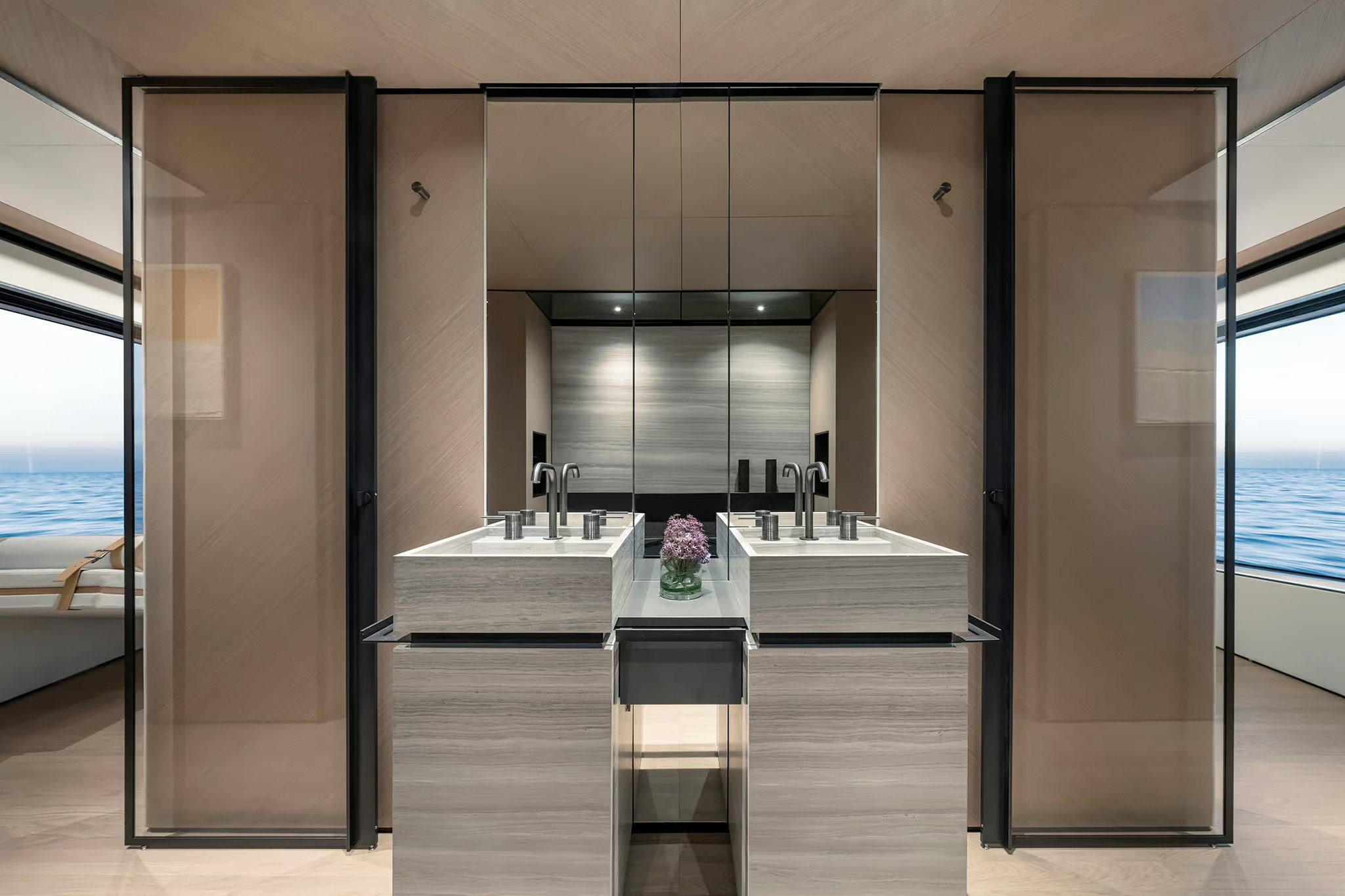 Azimut Grande Trideck, hoofdhut