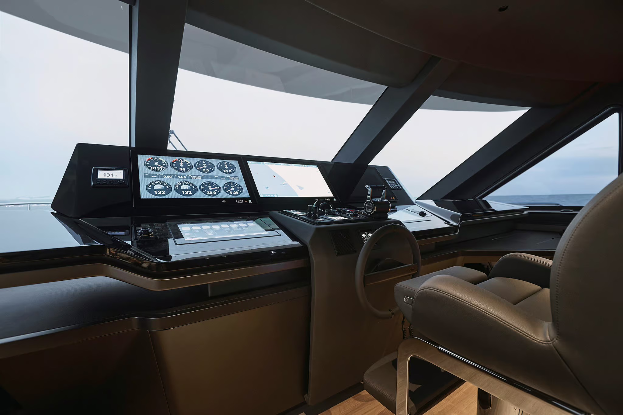 Azimut Grande Trideck, stuurstand