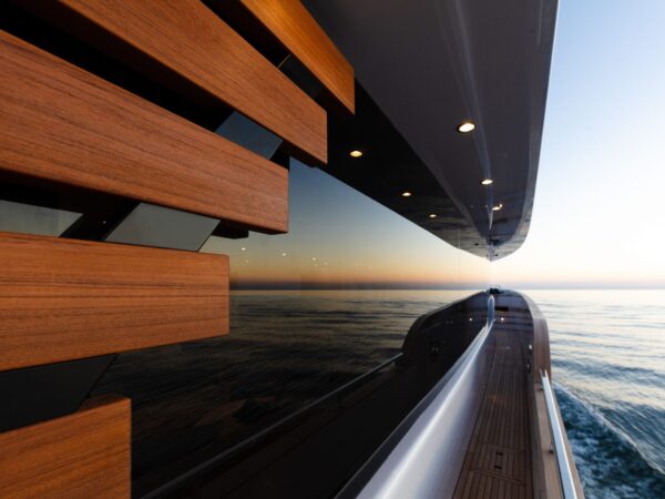 Azimut Magellano 25M, boot varend bij zonsondergang