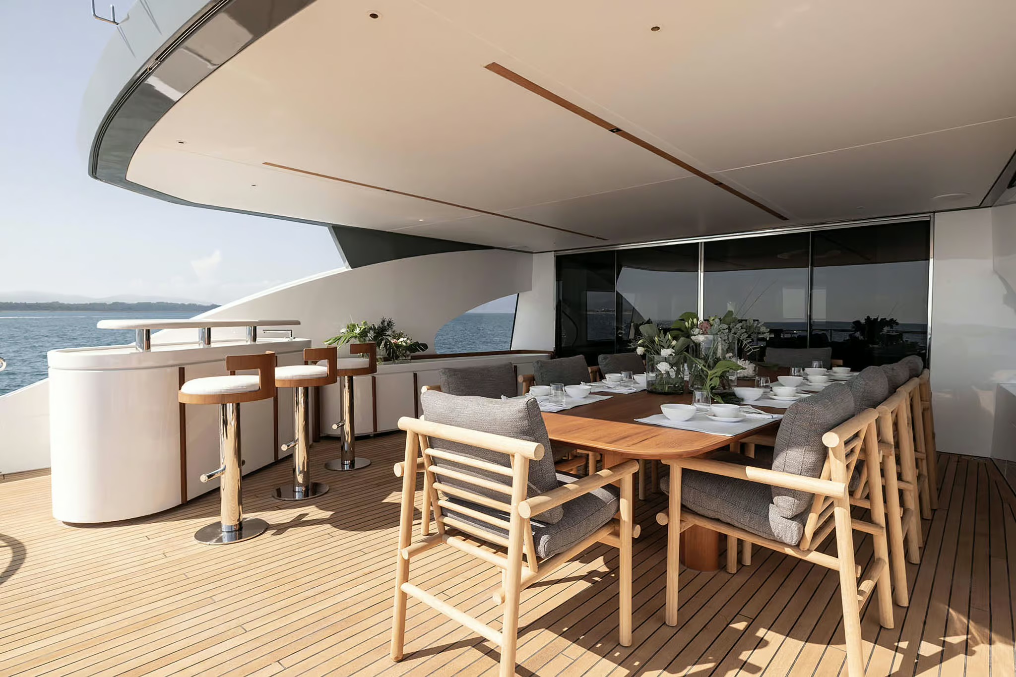Azimut Magellano 30M, achterdek met eettafel