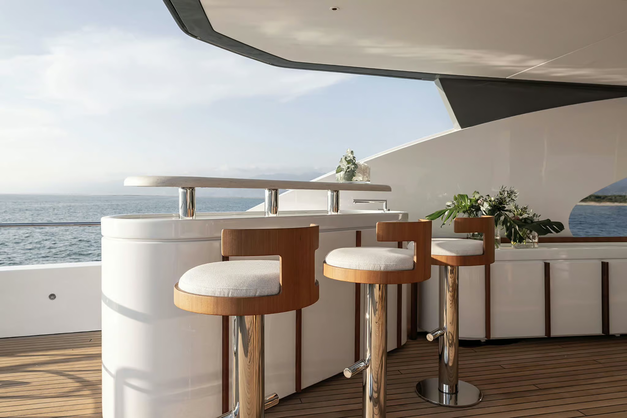 Azimut Magellano 30M, bar op dek