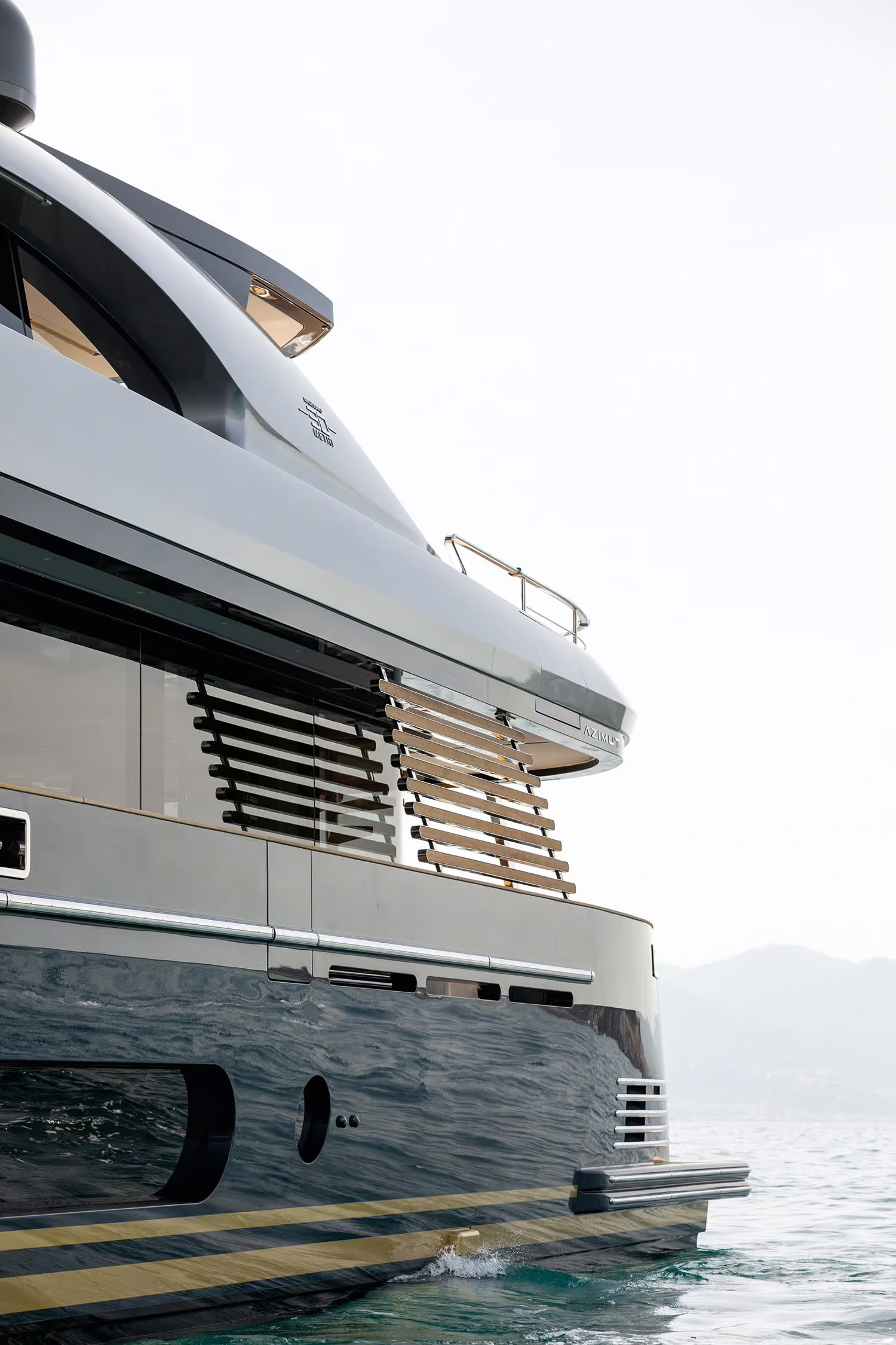 Azimut Magellano 30M, boot van buiten voorkant