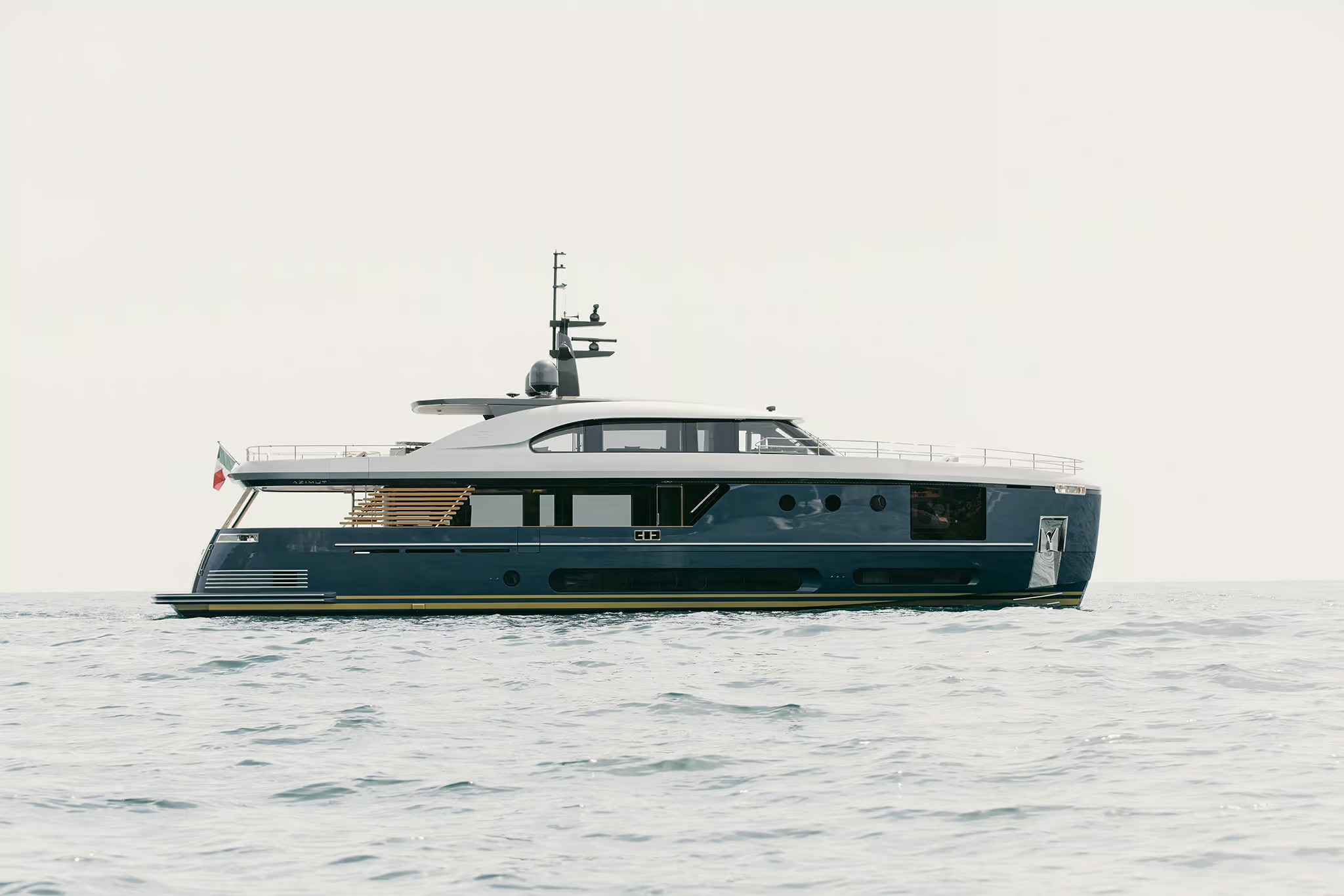 Azimut Magellano 30M, boot van buiten