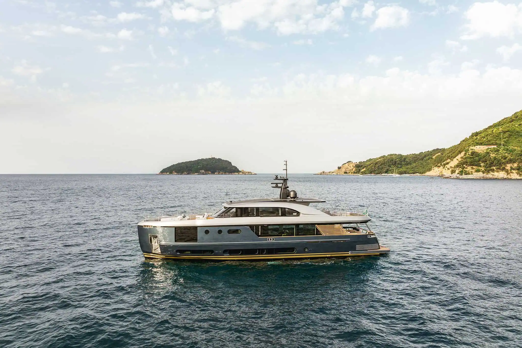Azimut Magellano 30M, boot van buiten