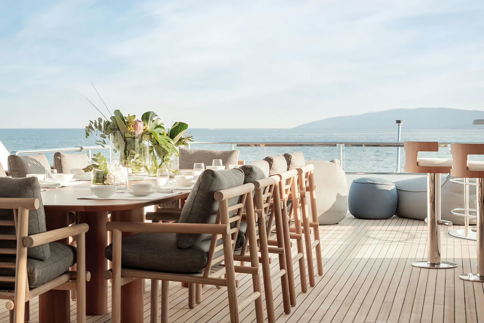 Azimut Magellano 30M, eettafel op dek