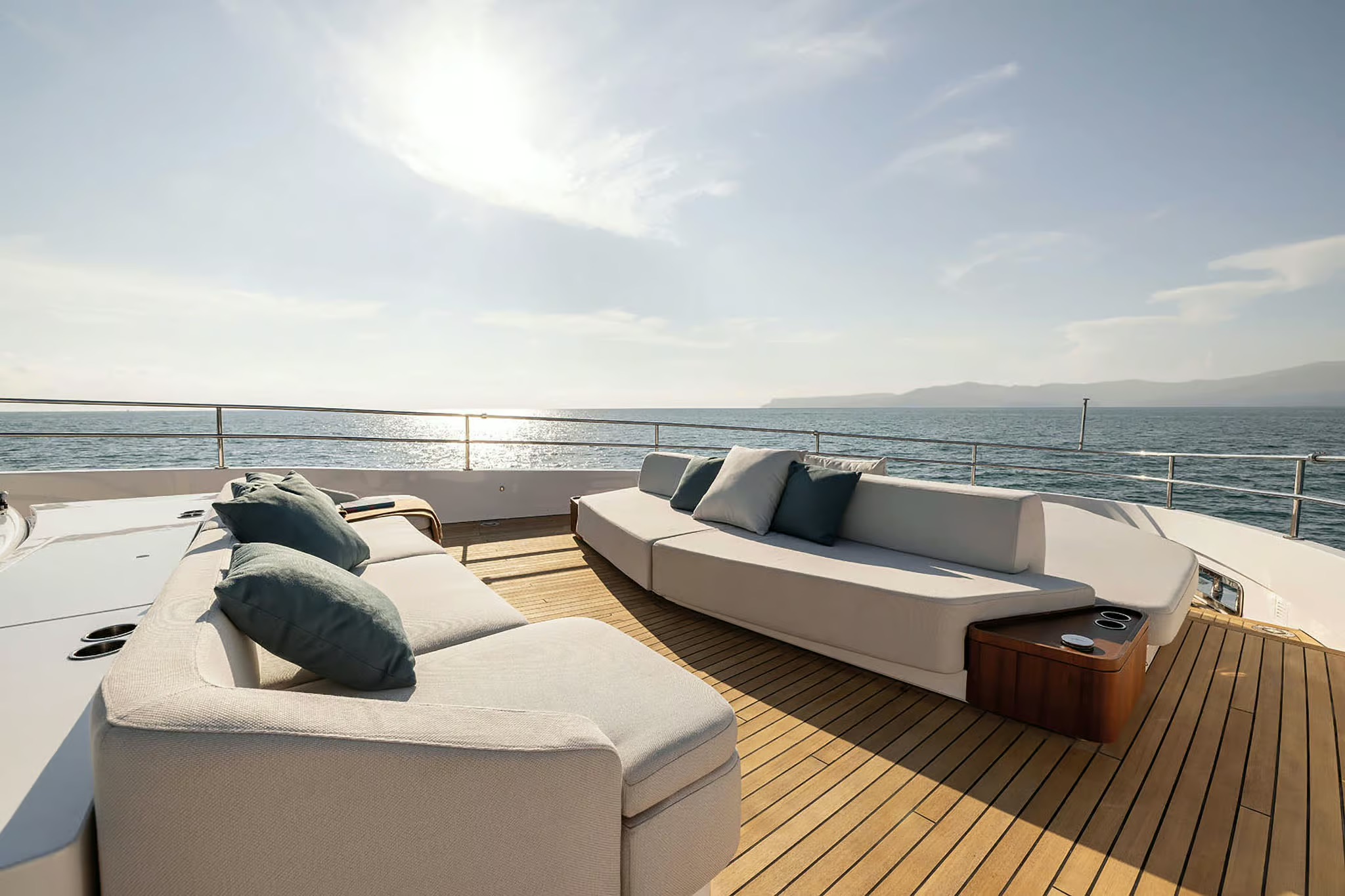 Azimut Magellano 30M, lounge op achterdek
