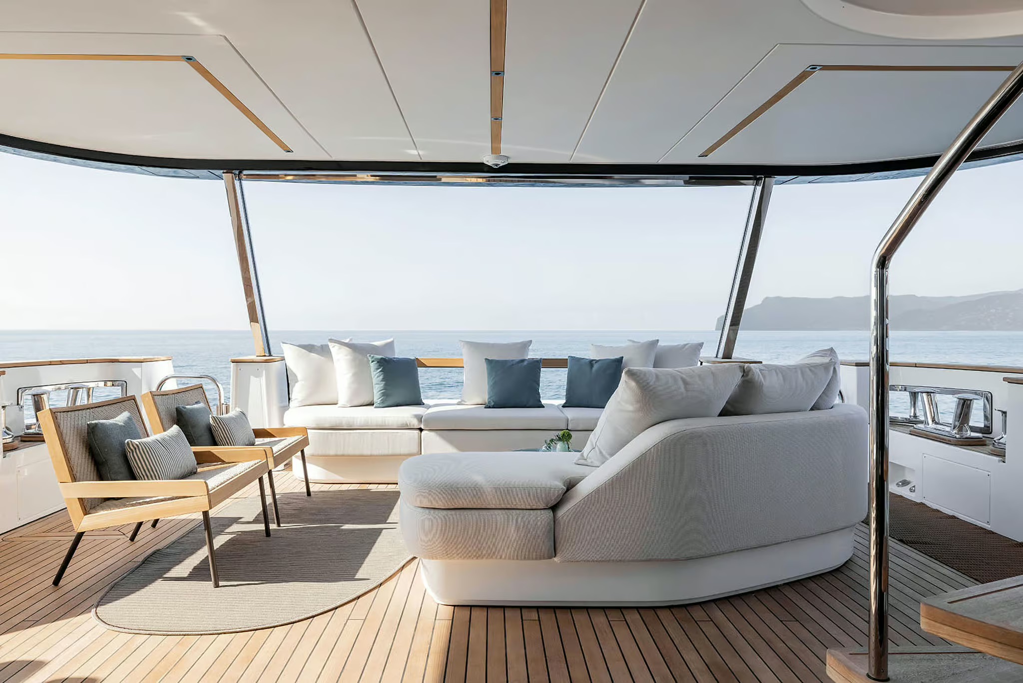 Azimut Magellano 30M, lounge op dek