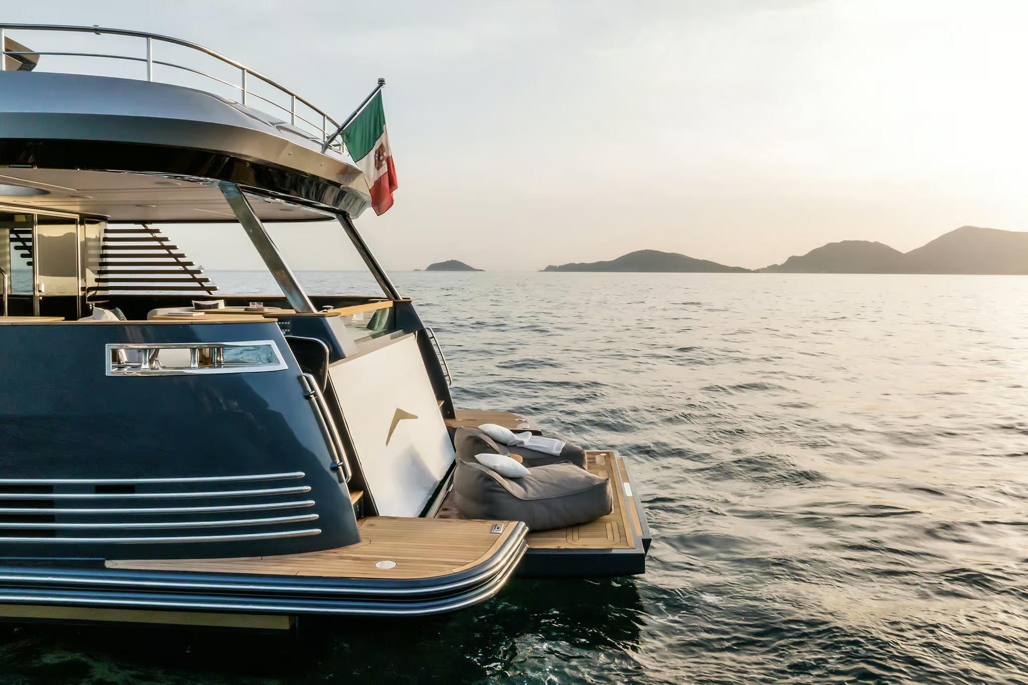 Azimut Magellano 30M, zwemplatform