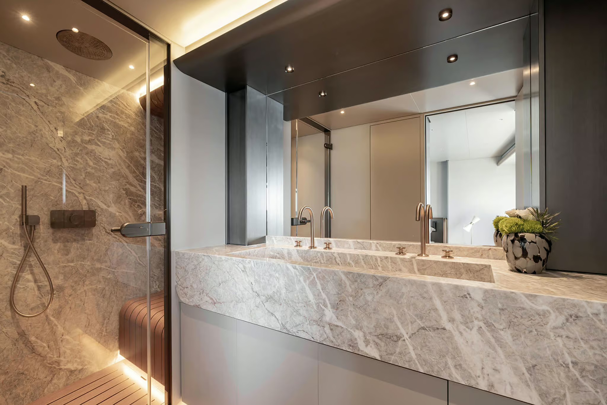 Azimut Magellano 30M, badkamer met douche