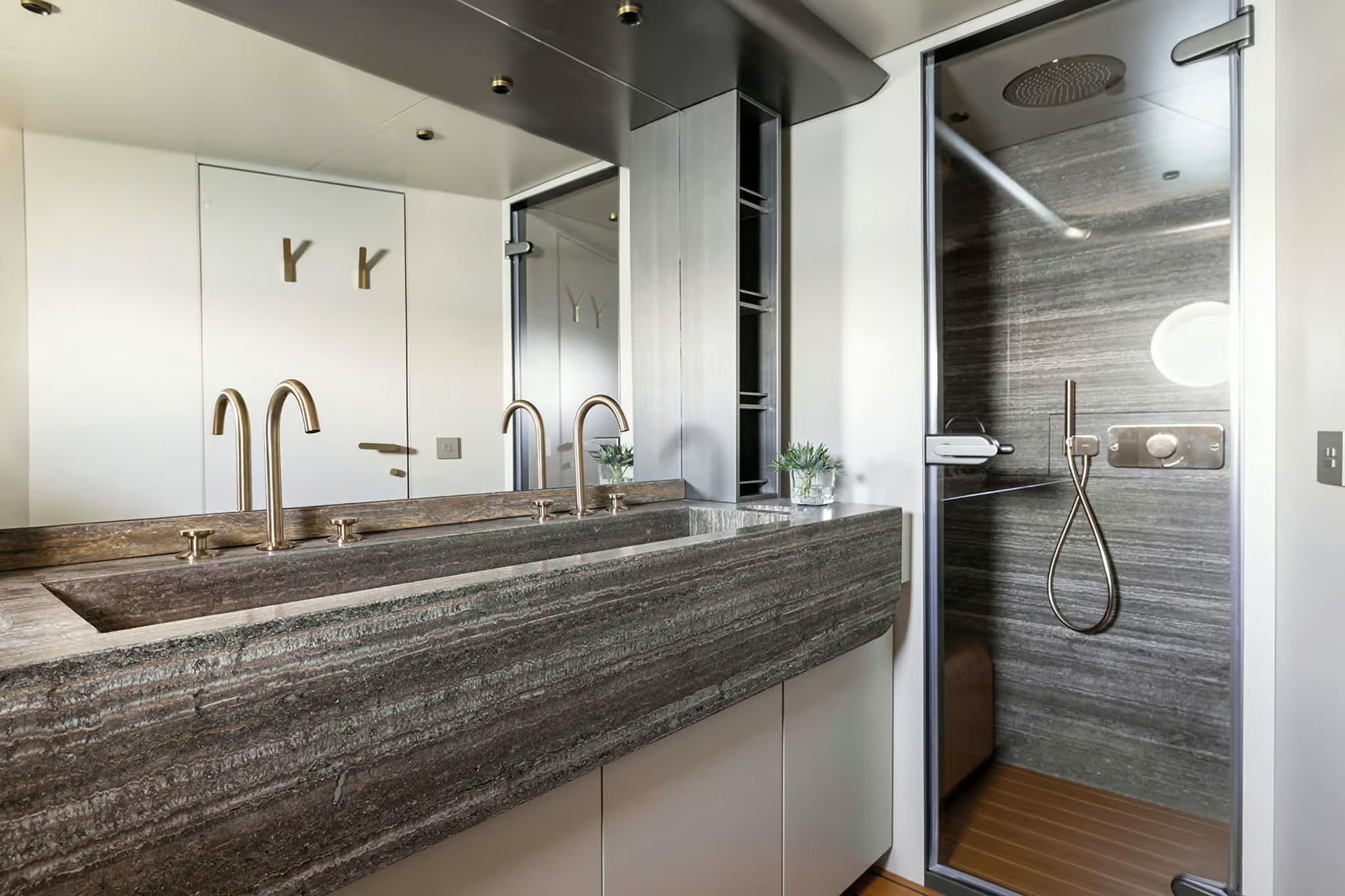 Azimut Magellano 30M, badkamer met douche