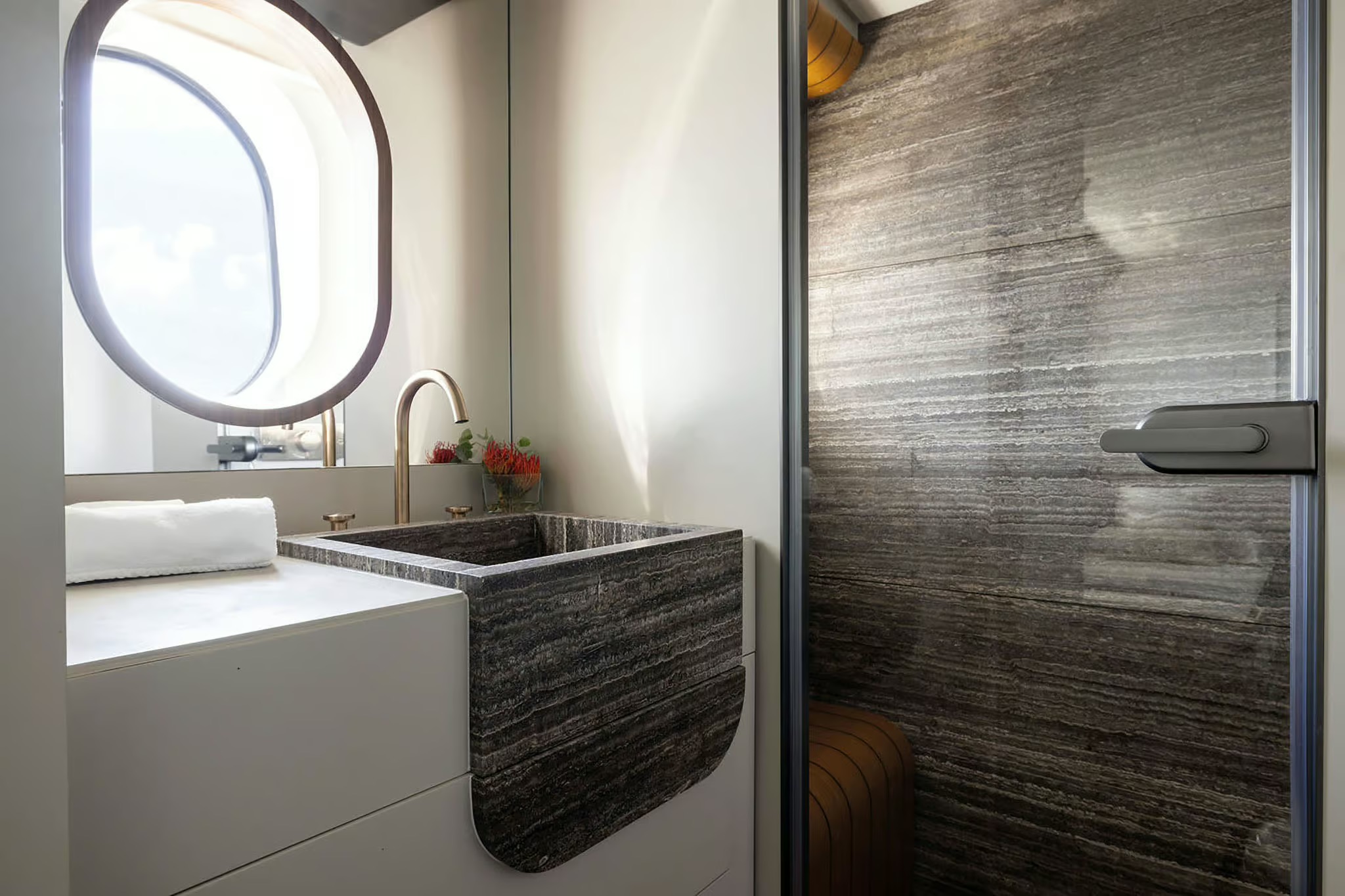 Azimut Magellano 30M, badkamer