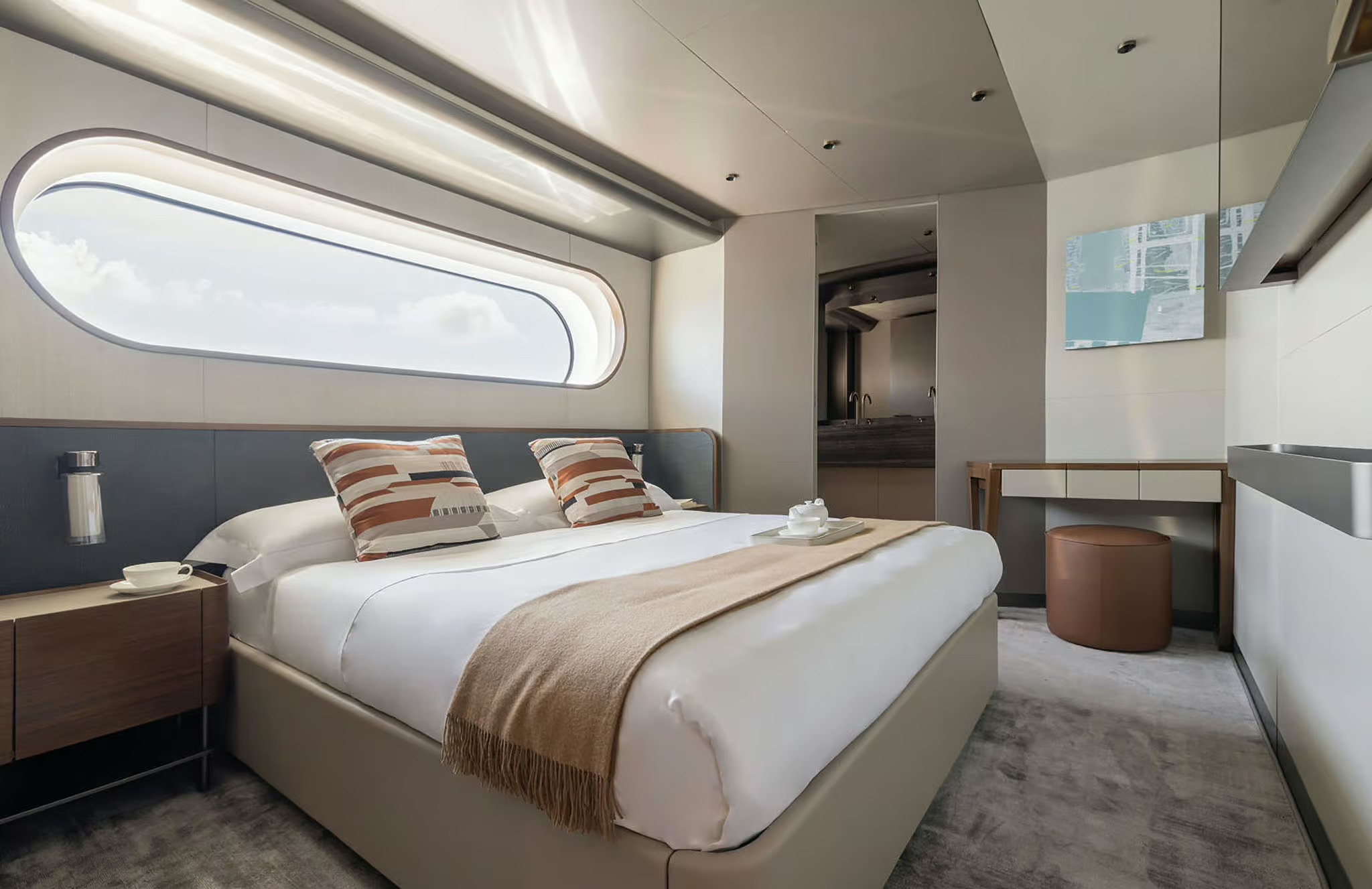 Azimut Magellano 30M, hut met bed en bureau