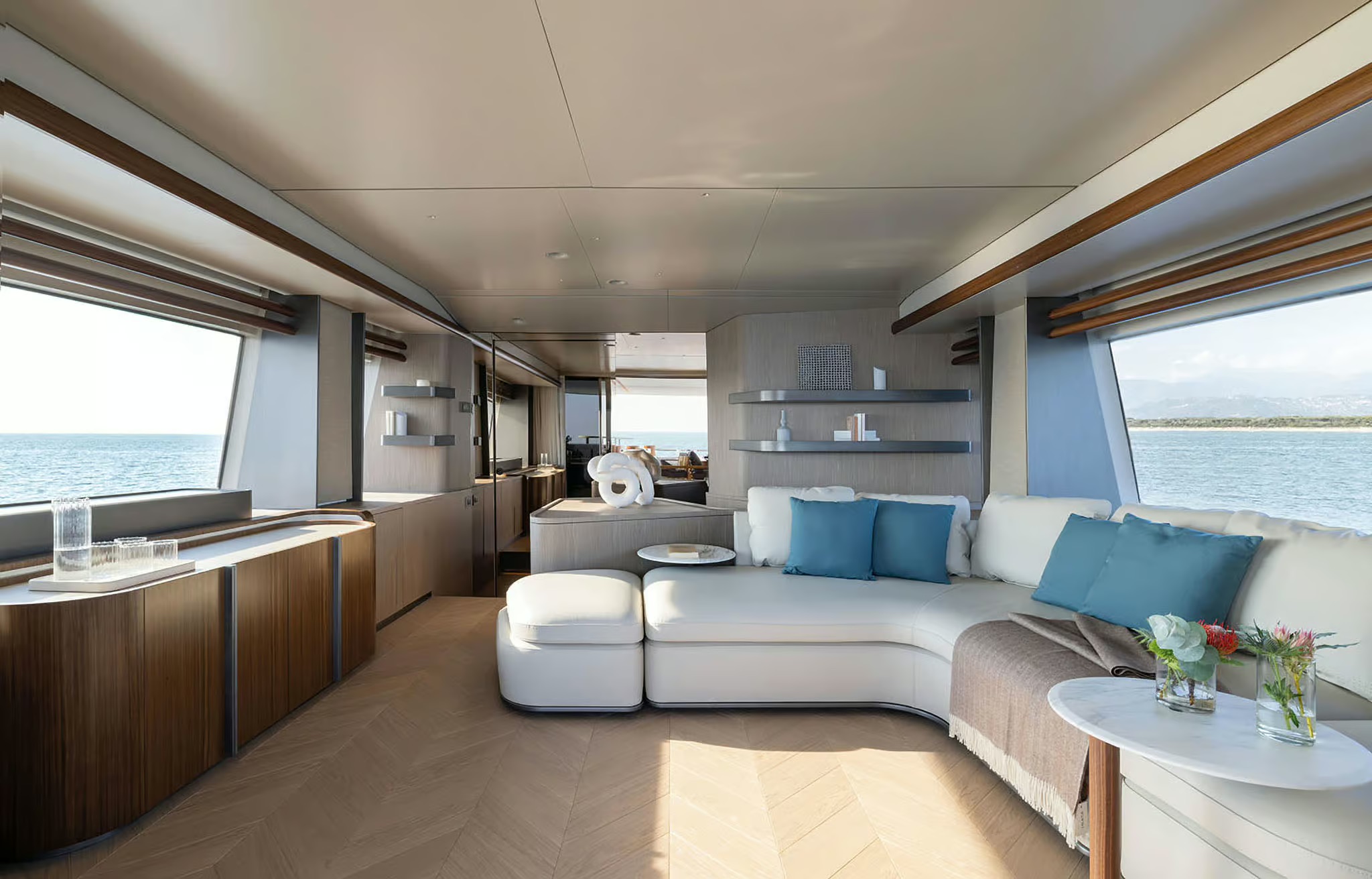Azimut Magellano 30M, salon met zeezicht