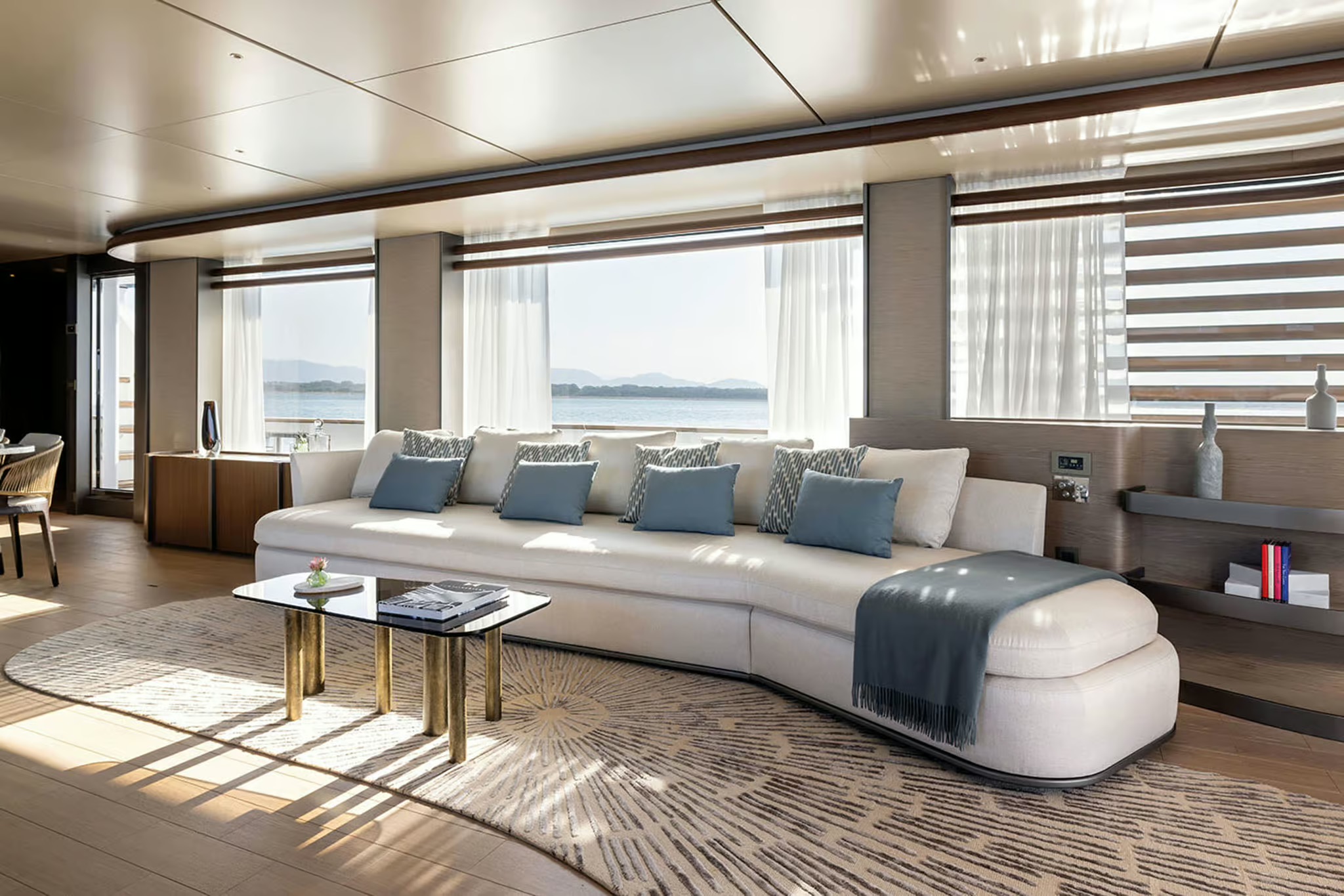 Azimut Magellano 30M, salon met zeezicht