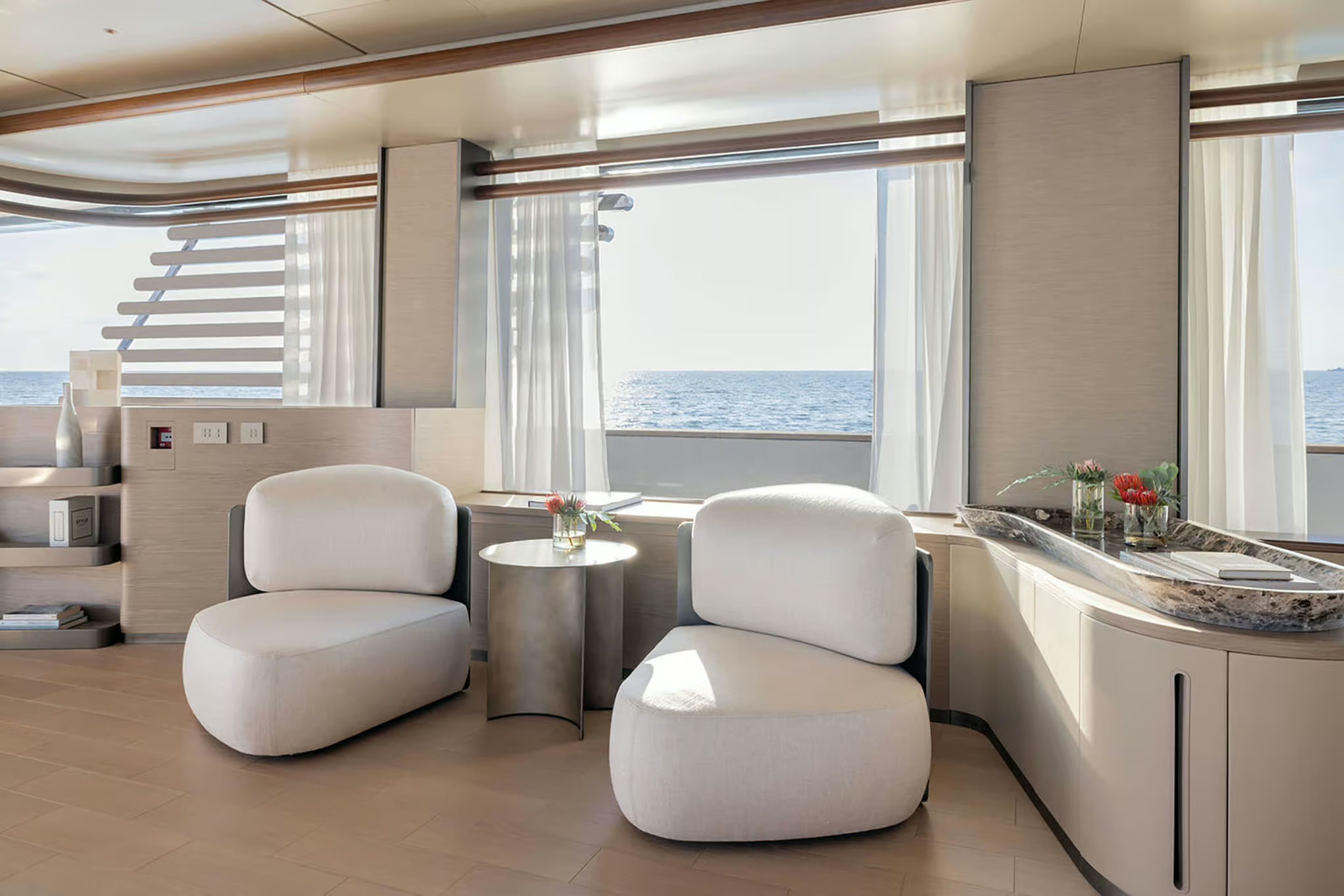Azimut Magellano 30M, salon met zithoek