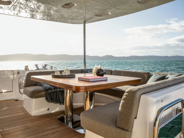 Azimut Magellano 66, cockpit