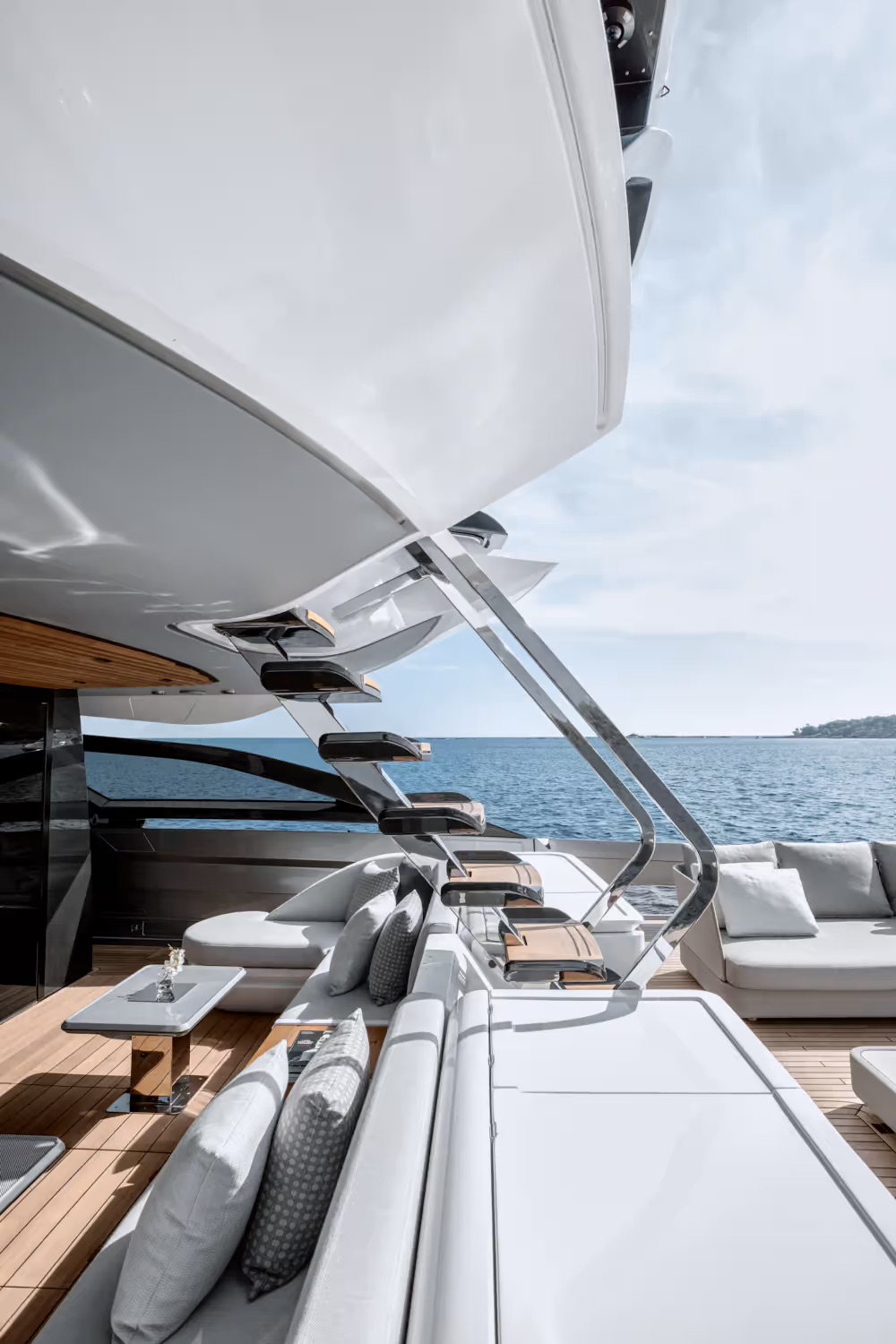Azimut S10, beach area op dek