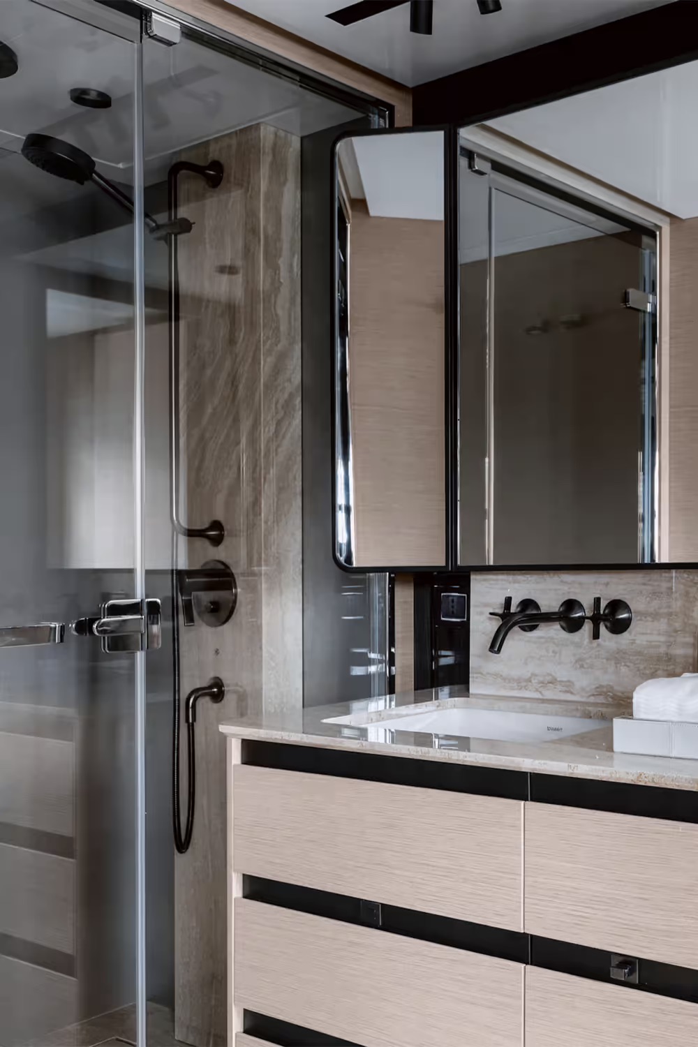 Azimut S10, badkamer met douche