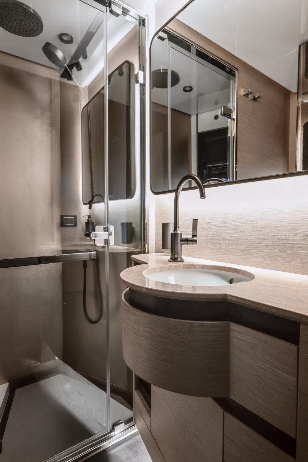 Azimut S10, badkamer met douche