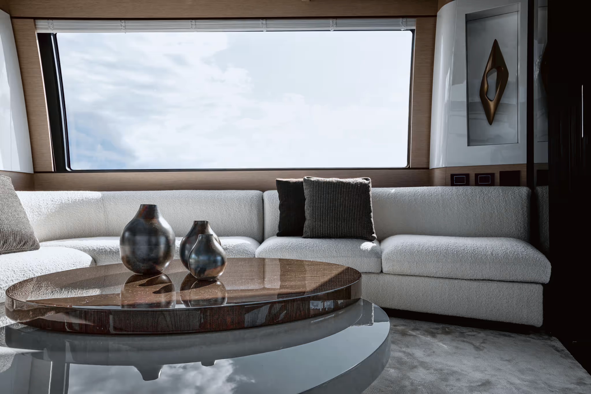 Azimut S10, salon met loungebank