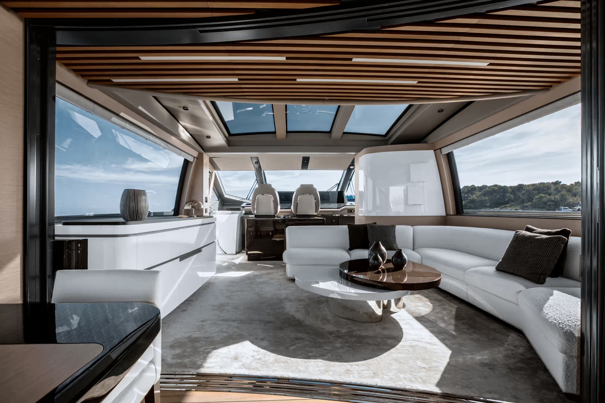 Azimut S10, salon met stuurstand