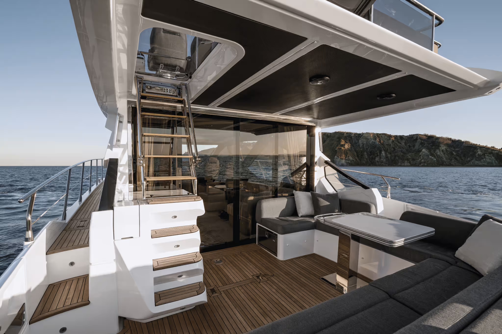 Azimut S6, achterdek met trap