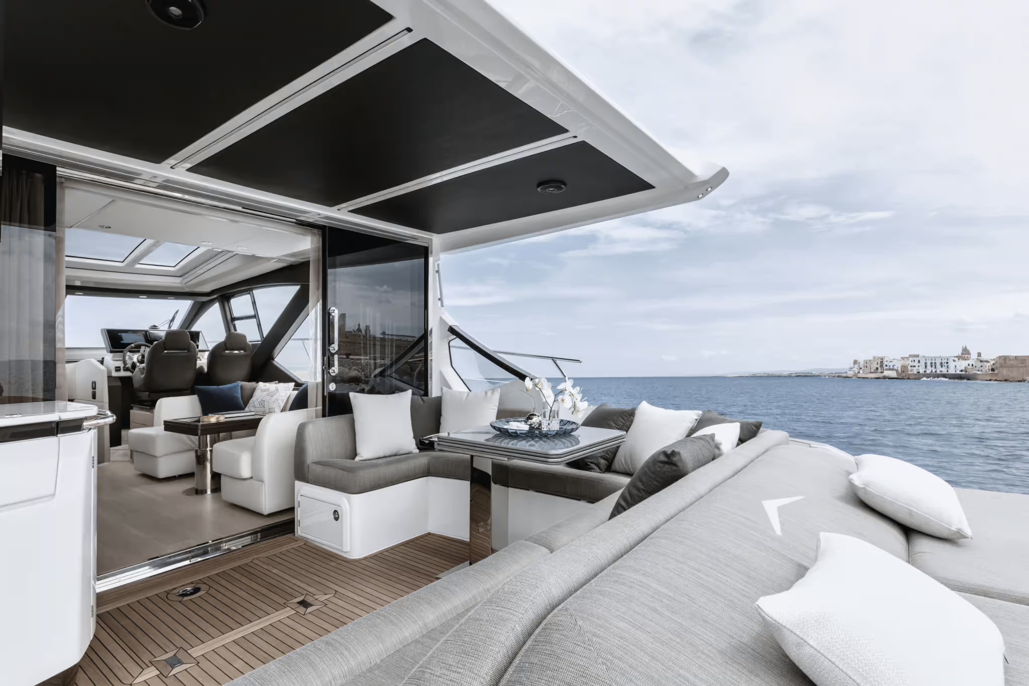 Azimut S6, cockpit