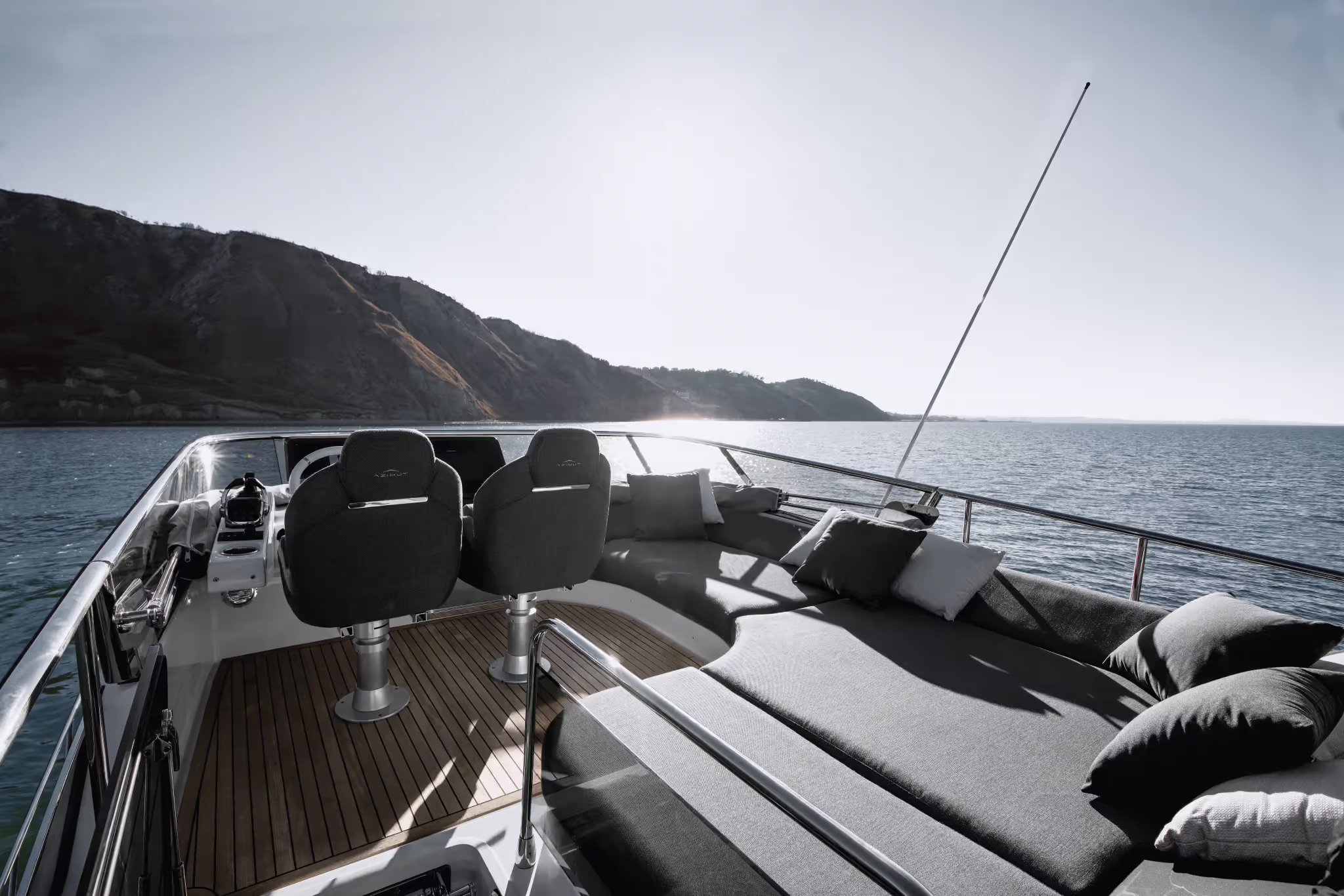 Azimut S6, flybridge lounge