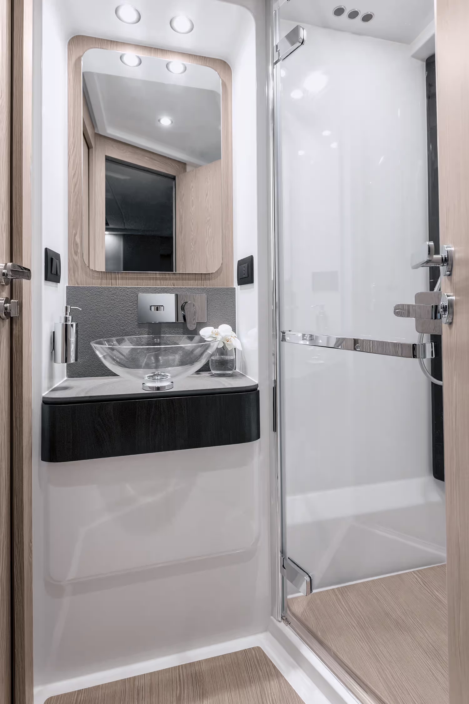 Azimut S6, badkamer met douche