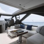 Azimut S6, salon met stuurstand